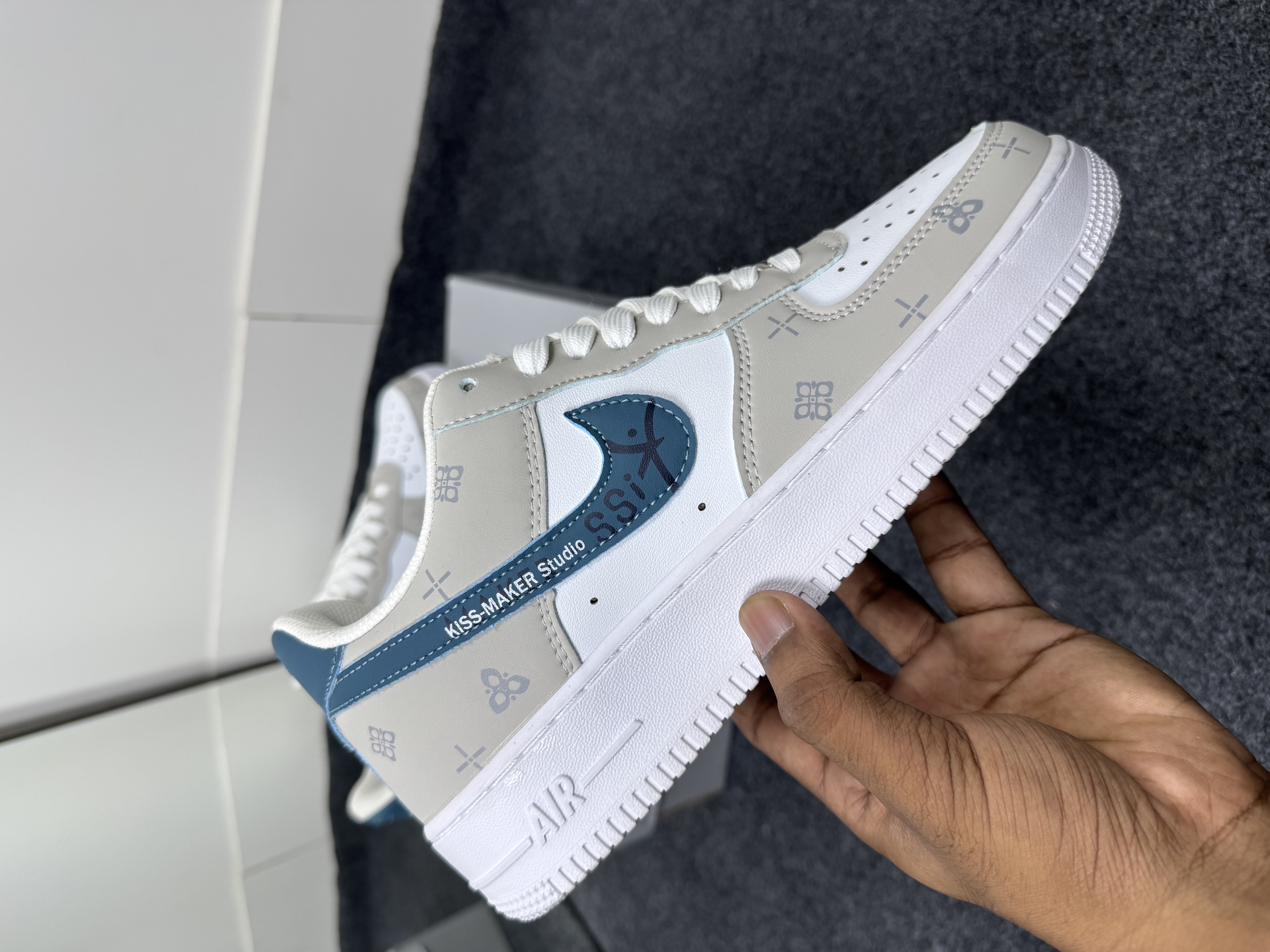 AF-1: "KissMaker Studio" (1:1) thumbnail 3