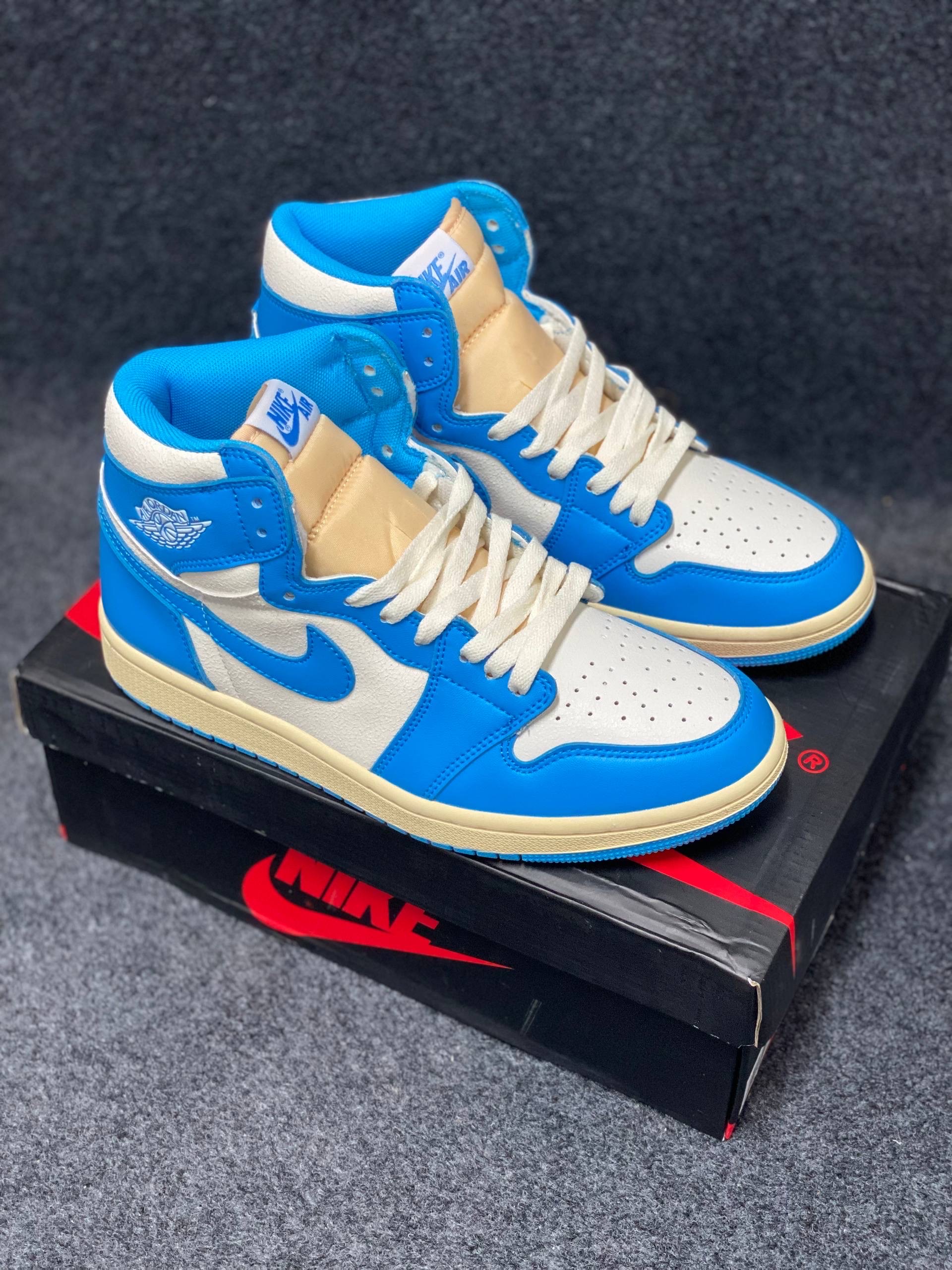 Air Jordan 1 Retro High OG "UNC Reimagined" : "dark powder blue" thumbnail 5