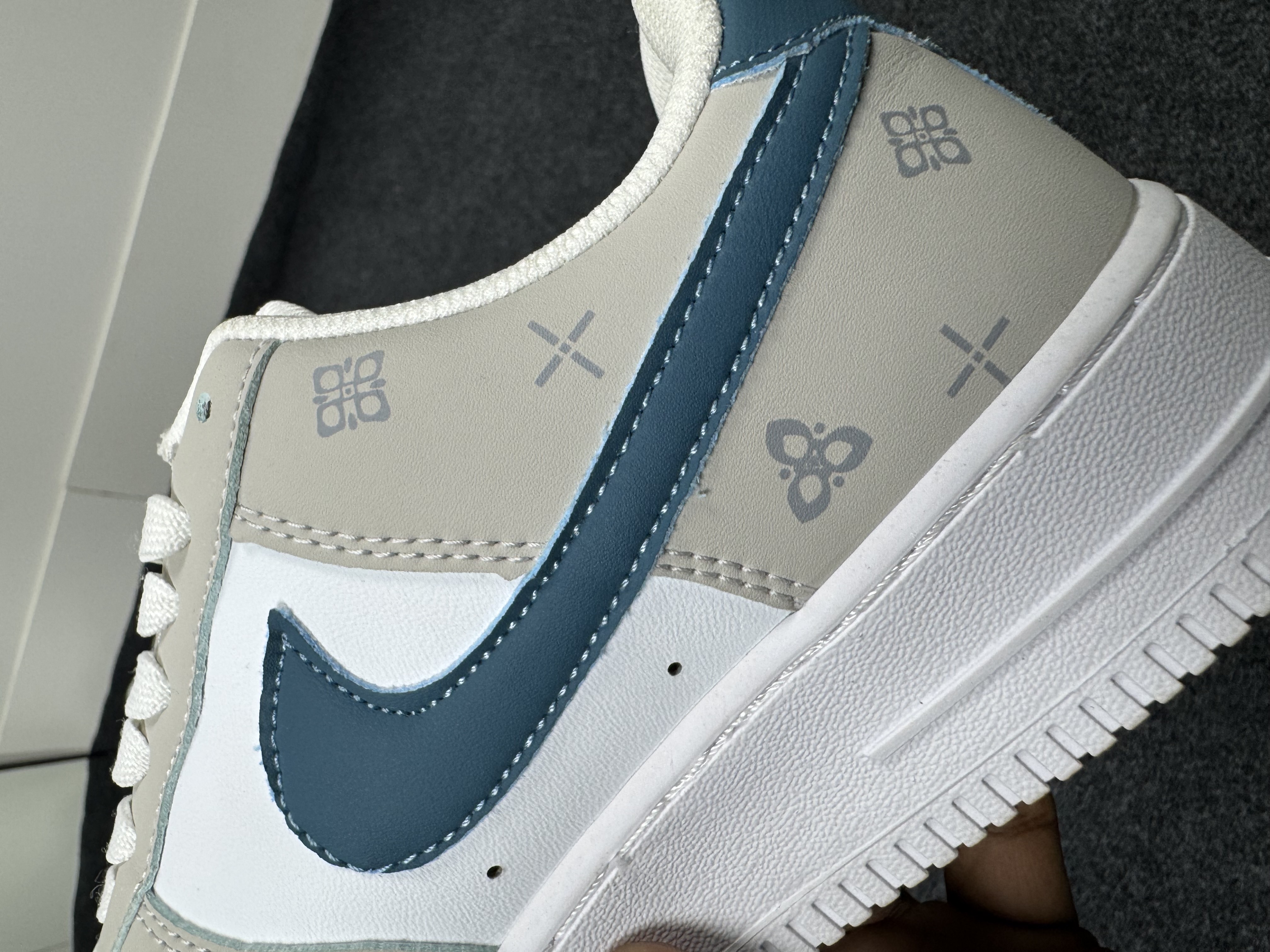 AF-1: "KissMaker Studio" (1:1) thumbnail 7