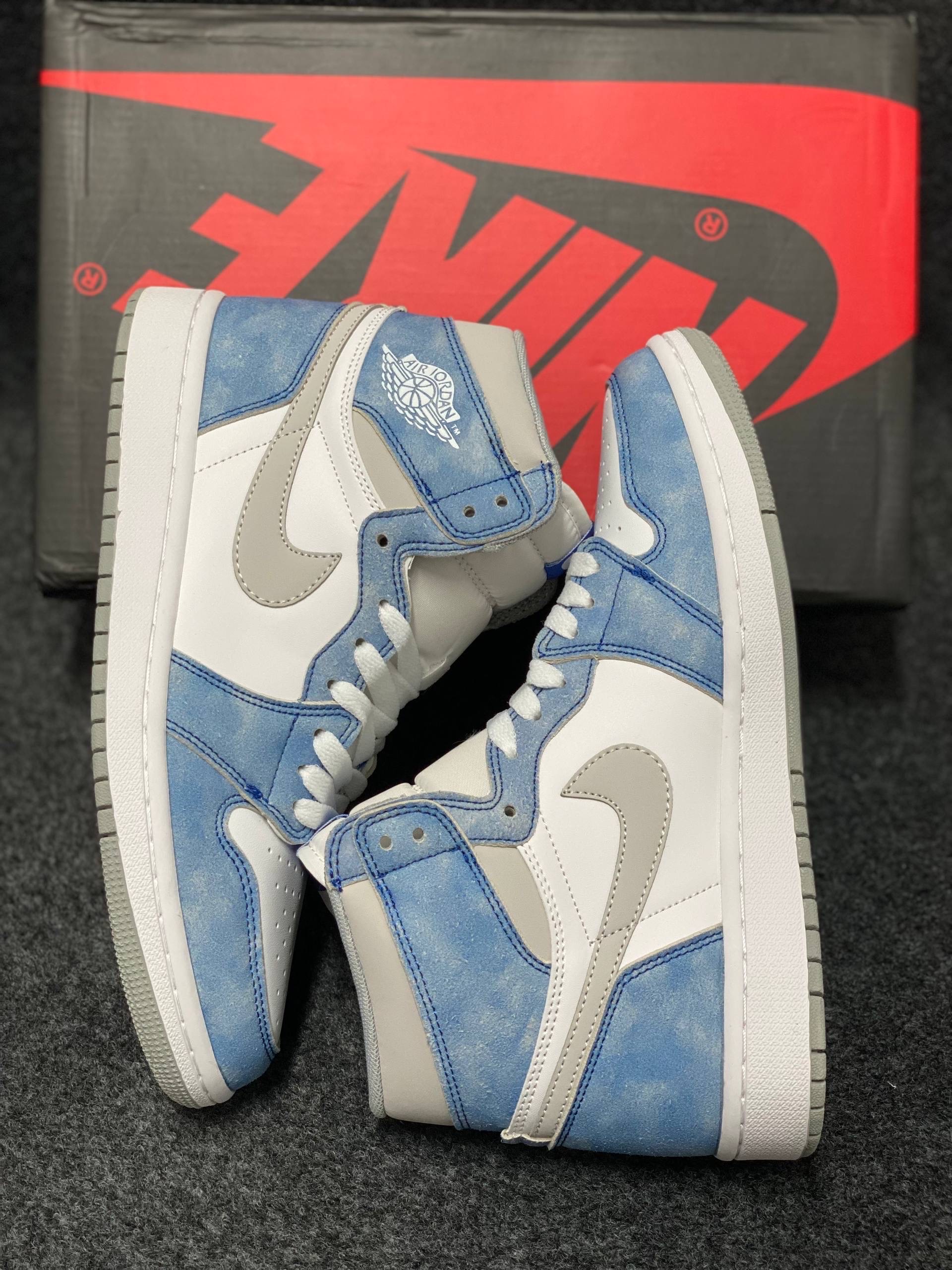 Air Jordan 1 Retro High OG "Hyper Royal" thumbnail 3