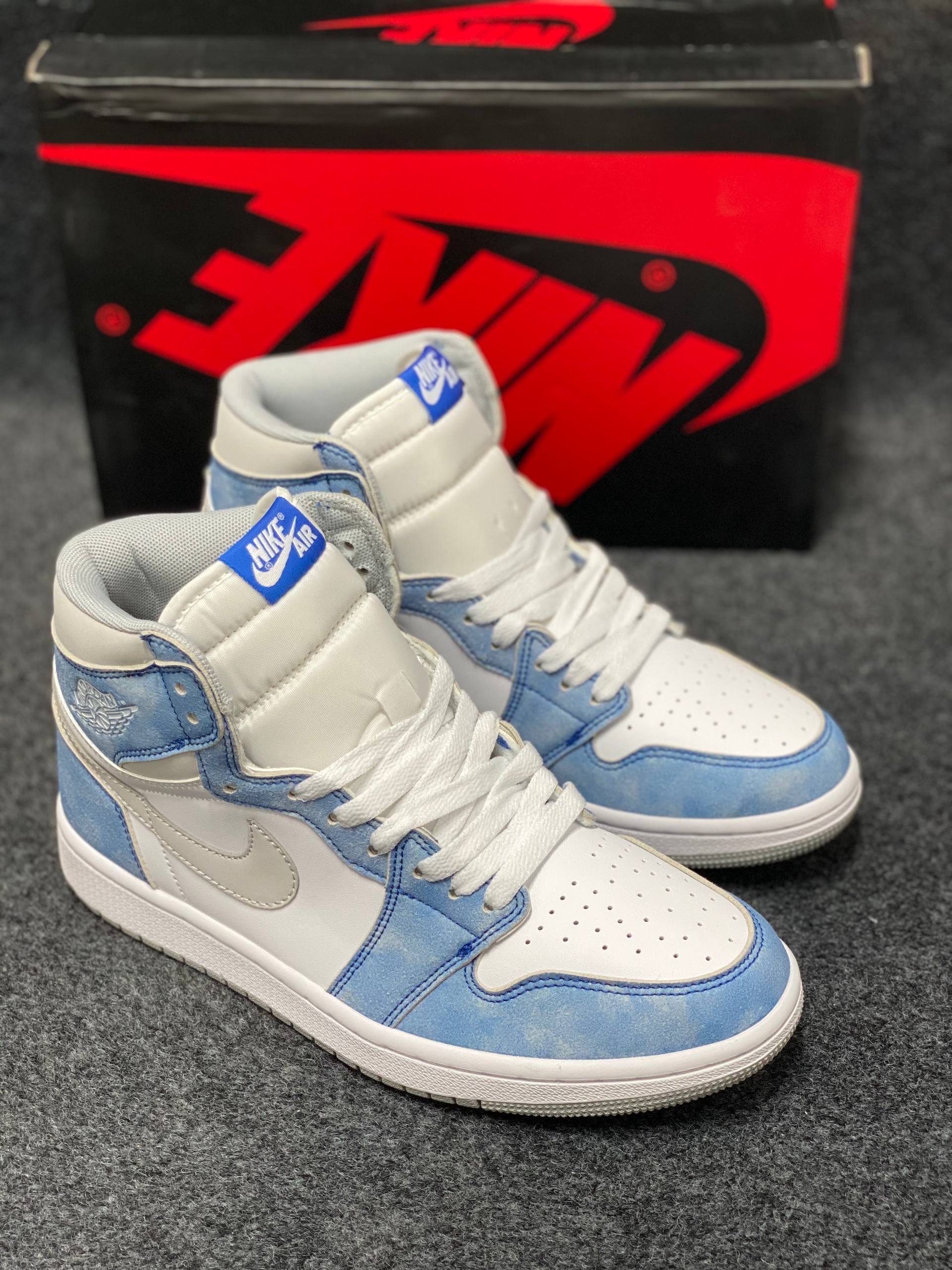 Air Jordan 1 Retro High OG "Hyper Royal"