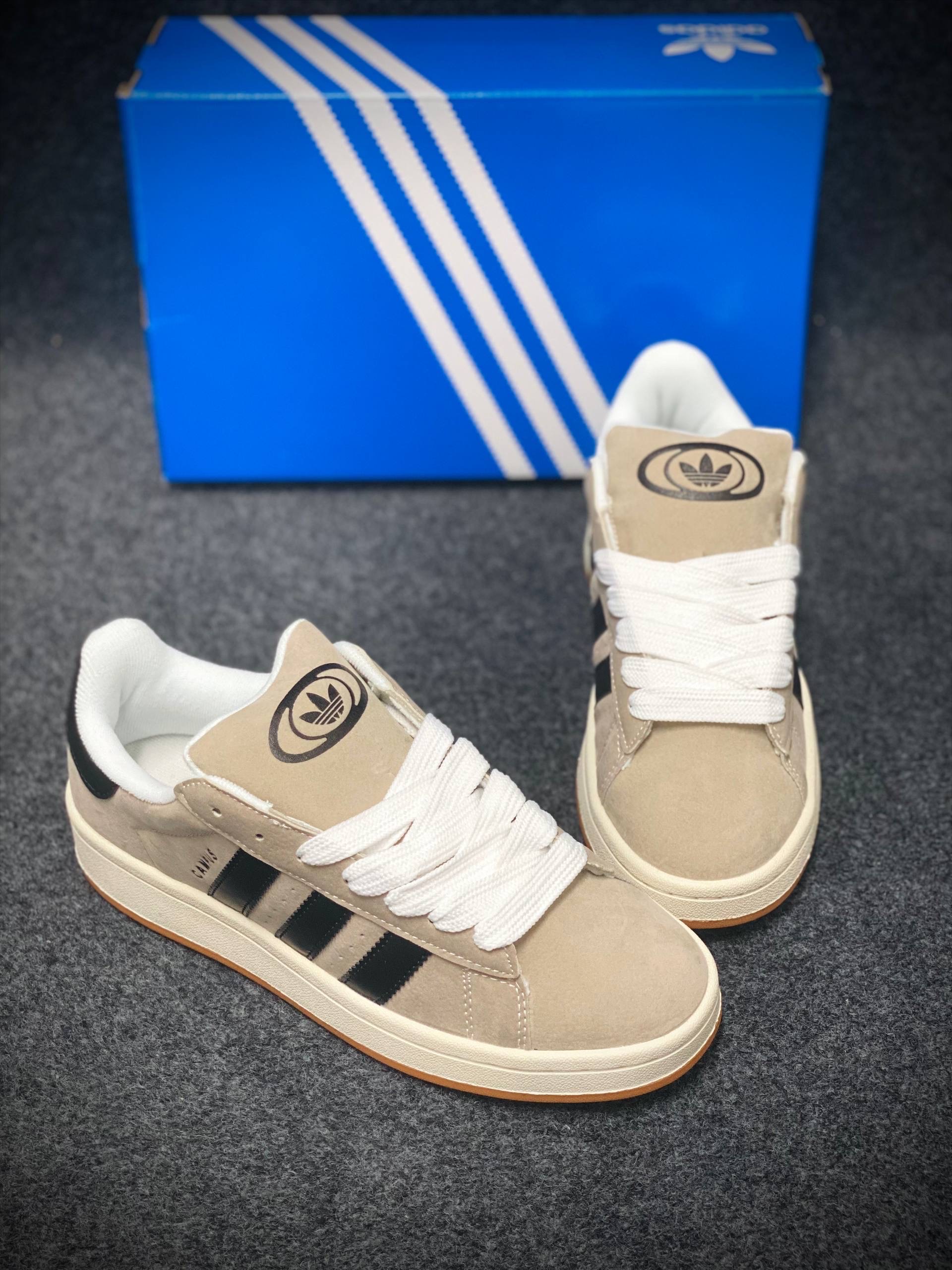 Campus 00s : "beige and black" (1:1) thumbnail 4