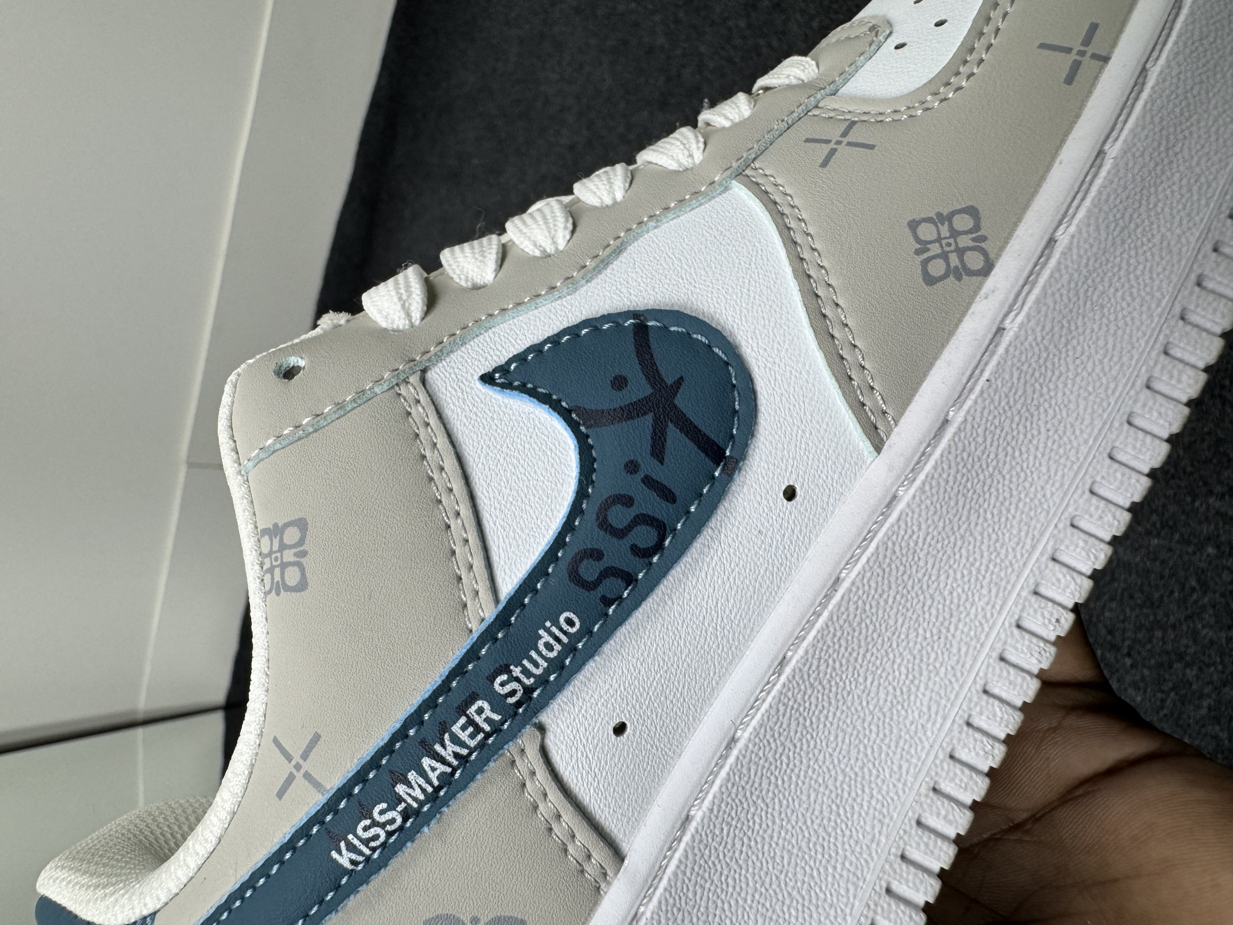 AF-1: "KissMaker Studio" (1:1) thumbnail 6