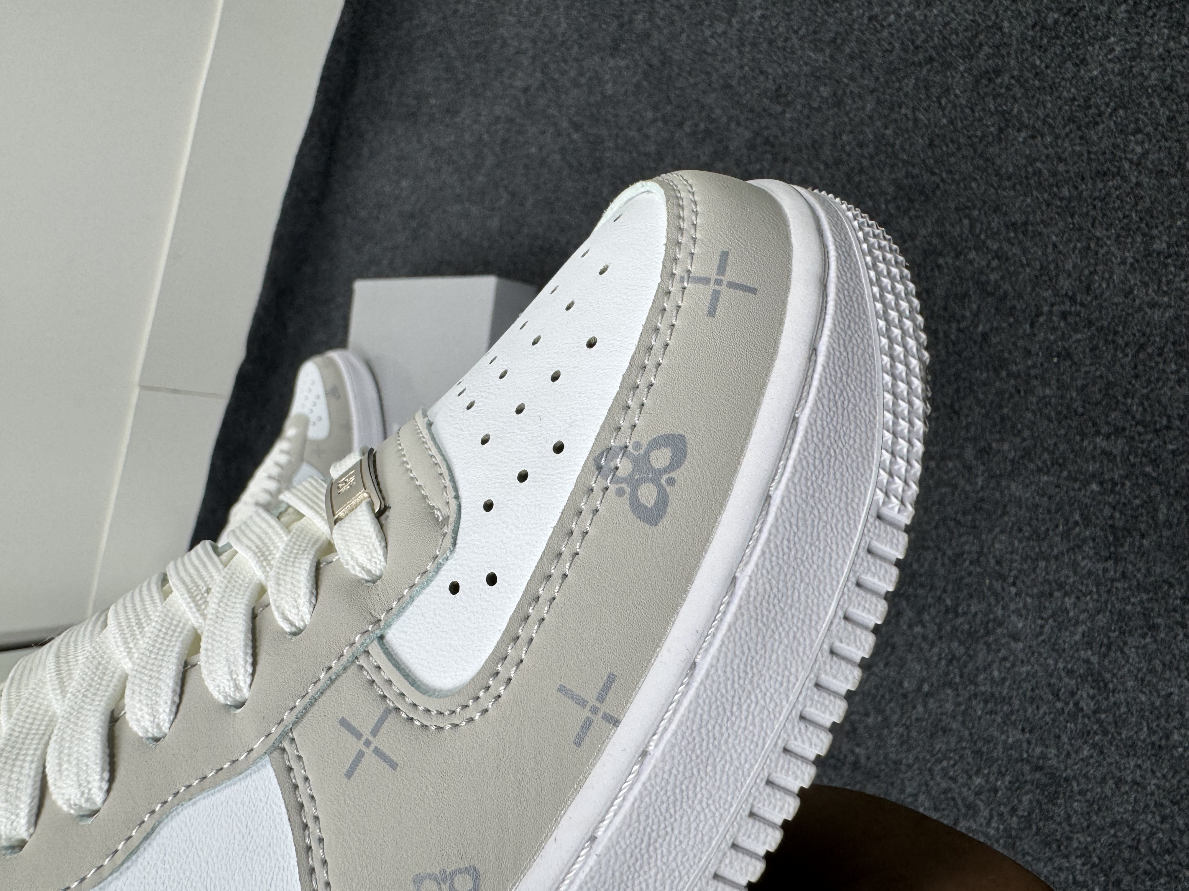 AF-1: "KissMaker Studio" (1:1) thumbnail 5