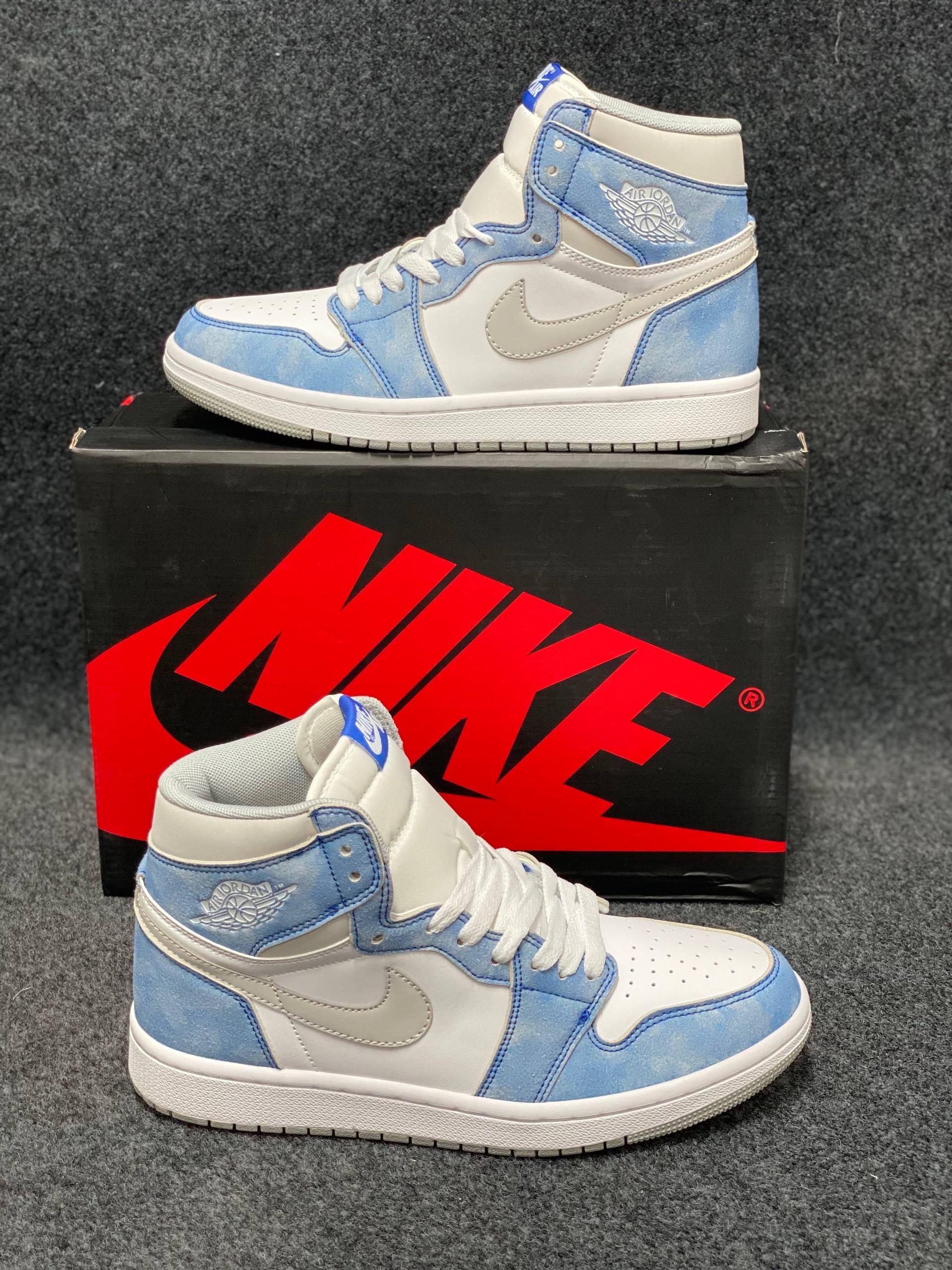 Air Jordan 1 Retro High OG "Hyper Royal" thumbnail 7