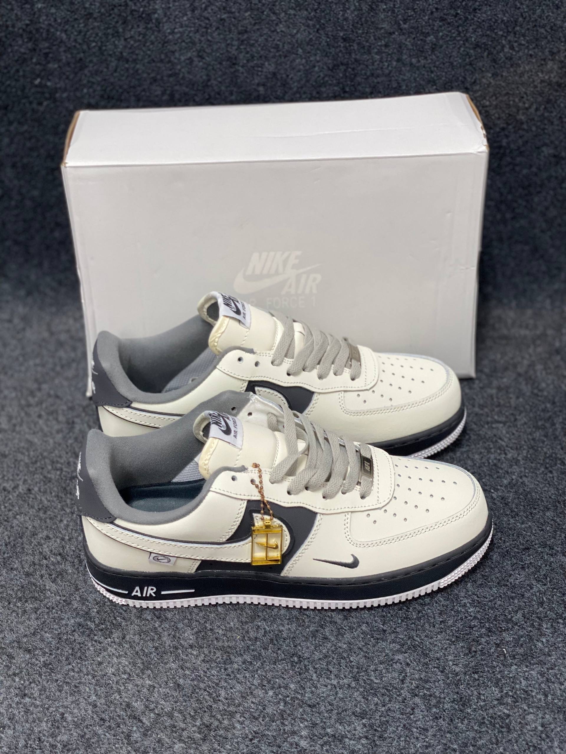 Air Force 1 low: "dark grey and white"