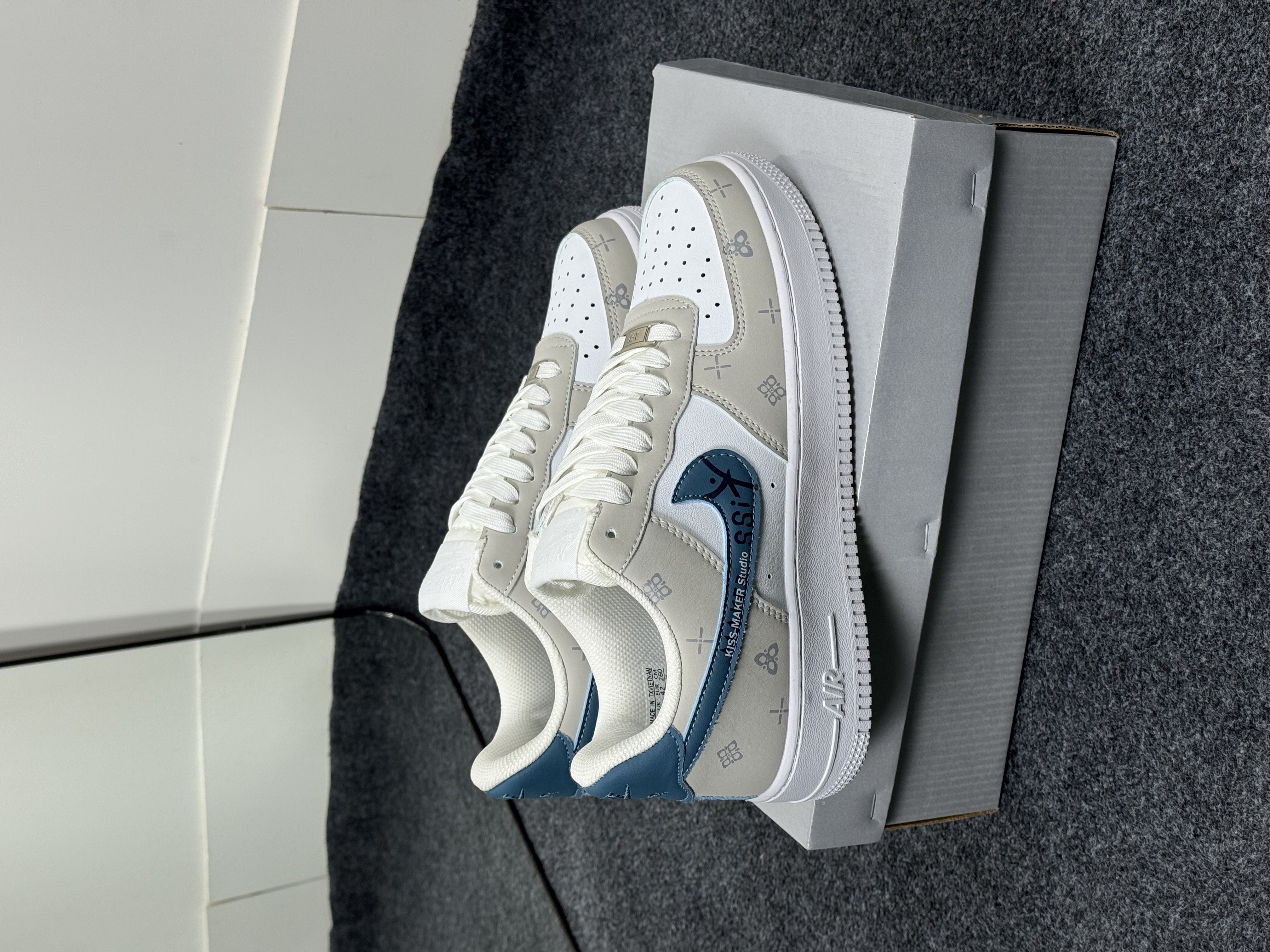AF-1: "KissMaker Studio" (1:1) thumbnail 1