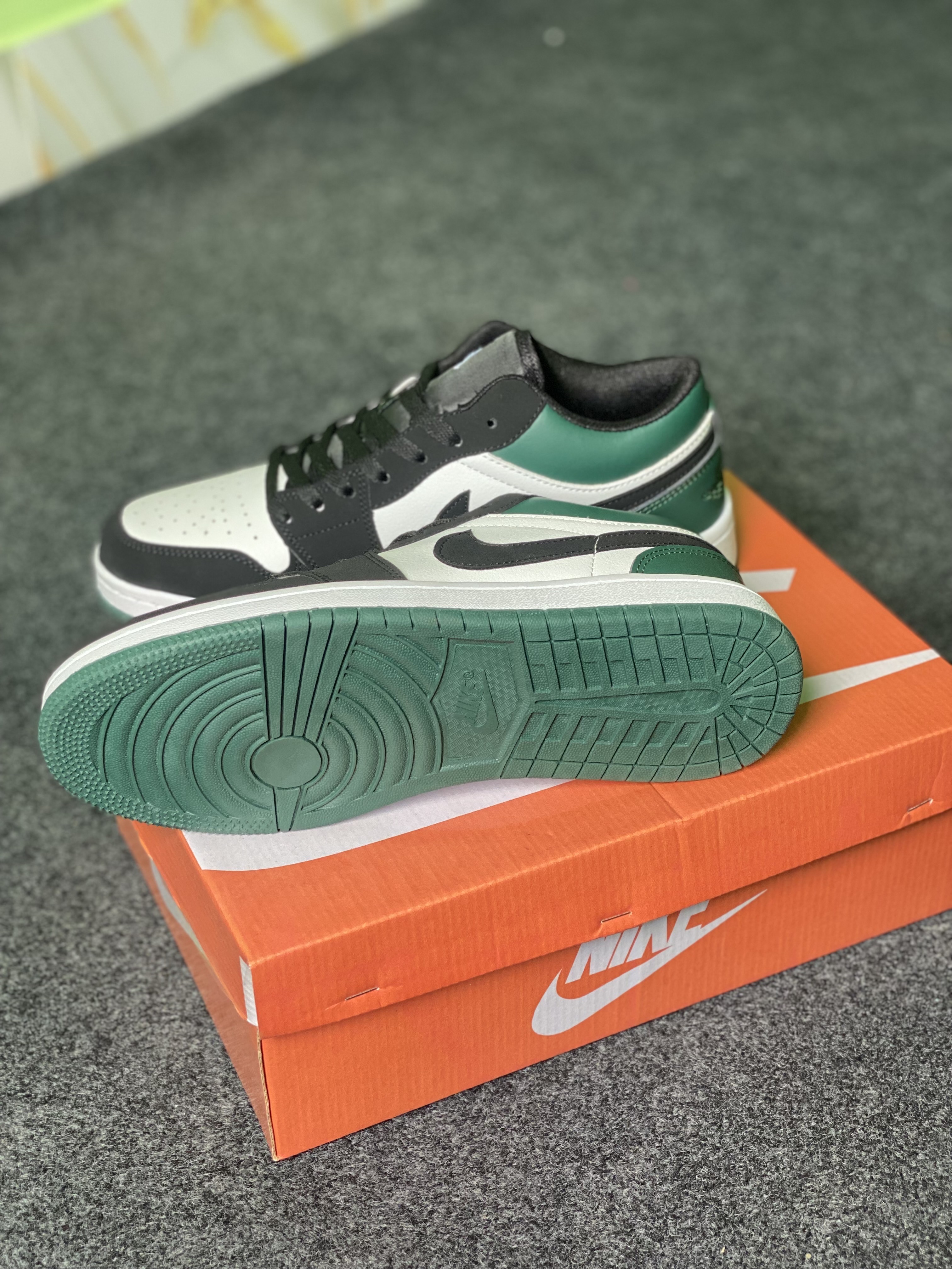 Jordan 1 Low: "Mystic Green" (OEM) thumbnail 4