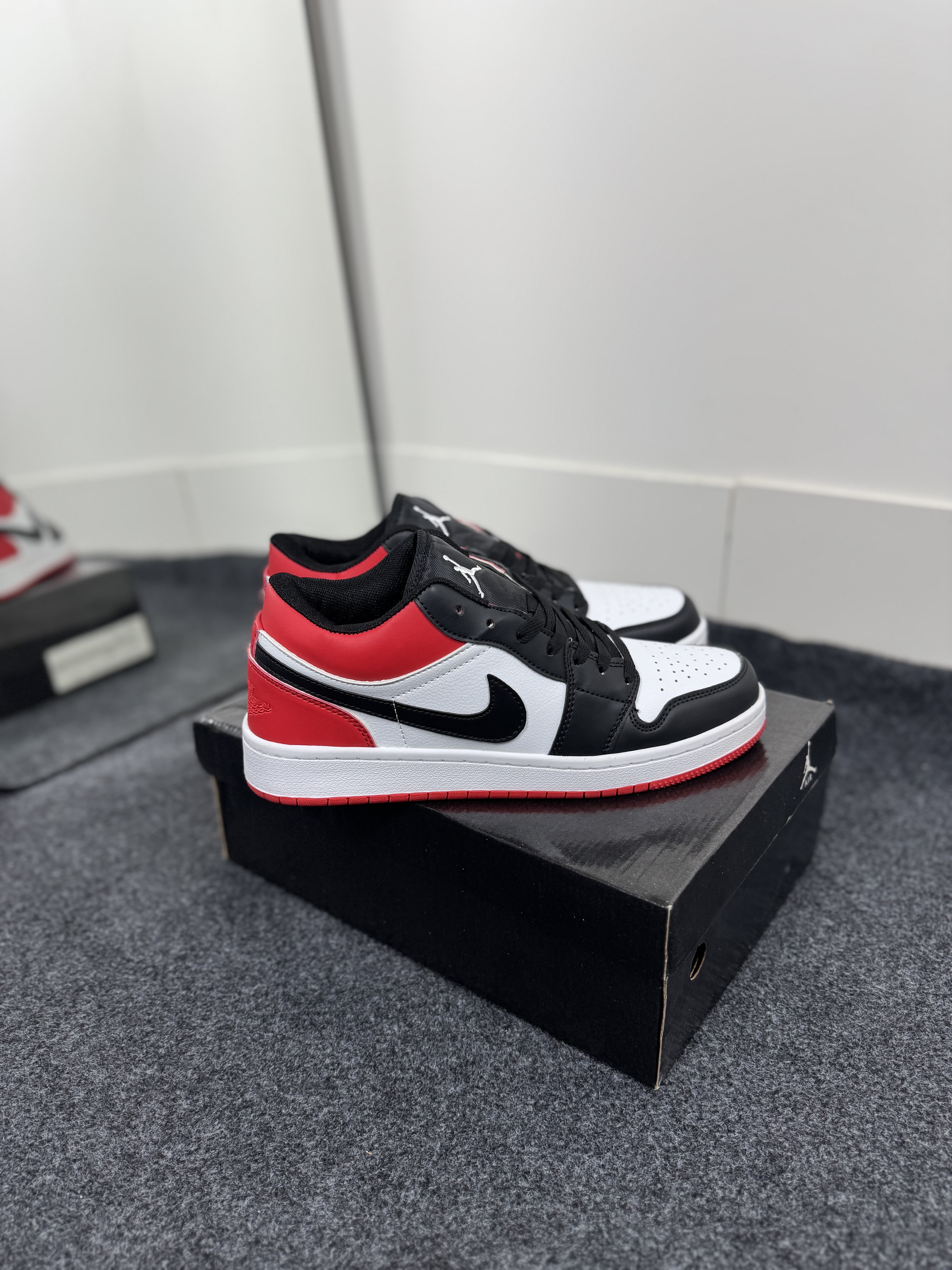 Air Jordan 1 Low: "Bred Toe" (1:1) thumbnail 3
