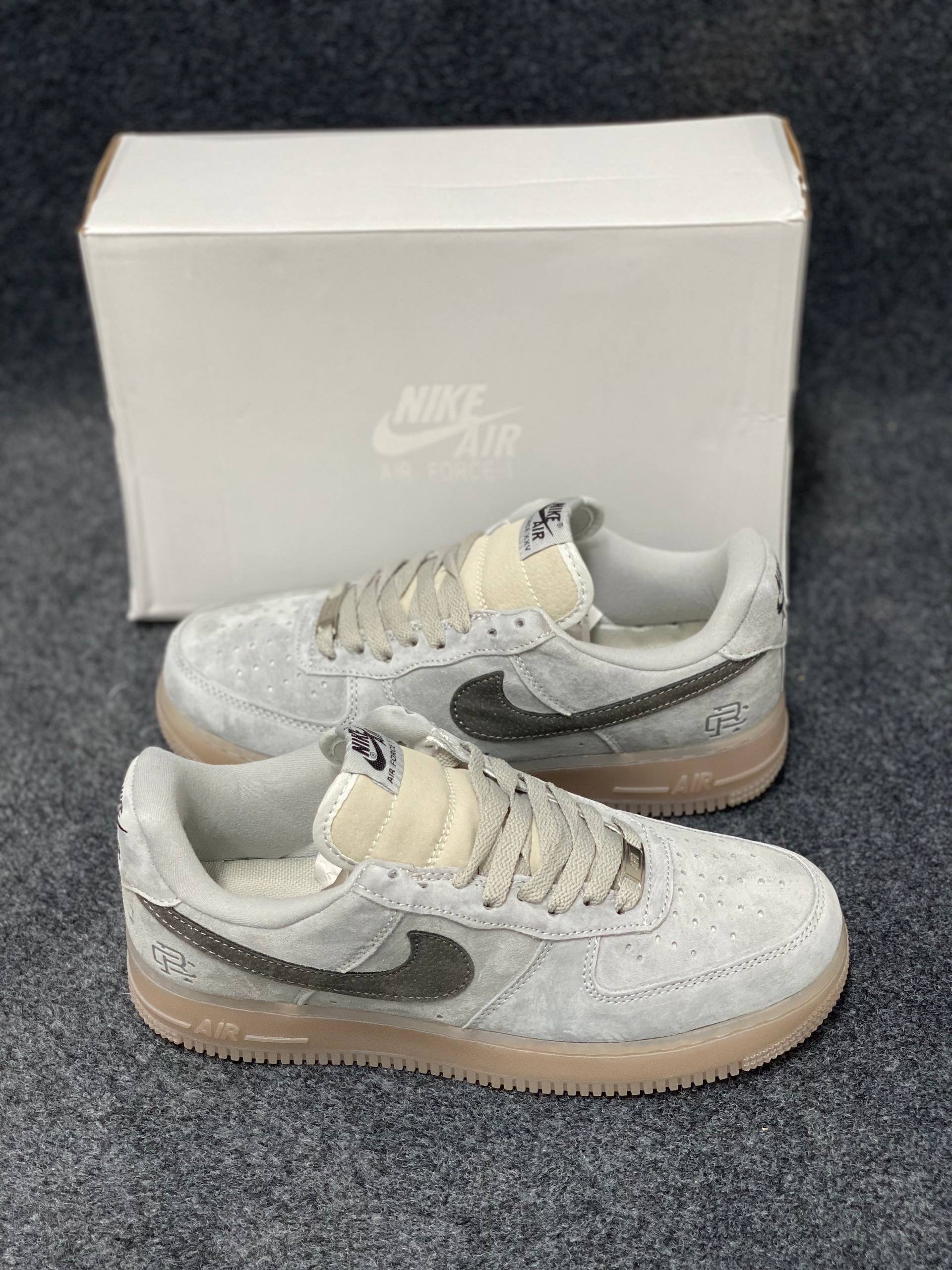 Air Force 1 : "dark grey and translucent gum" thumbnail 2