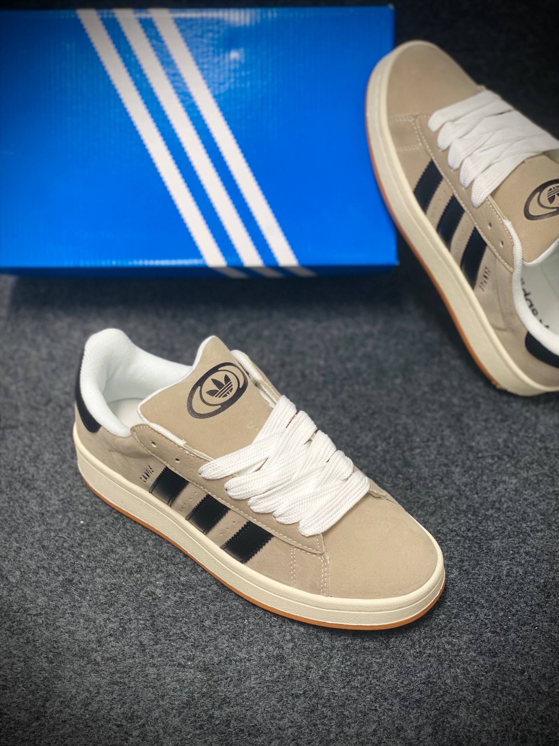 Campus 00s : "beige and black" (1:1) thumbnail 8