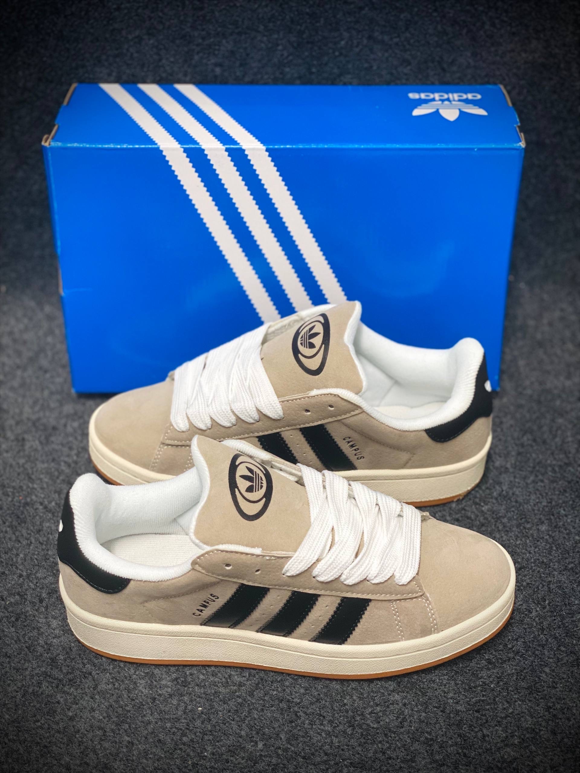 Campus 00s : "beige and black" (1:1)
