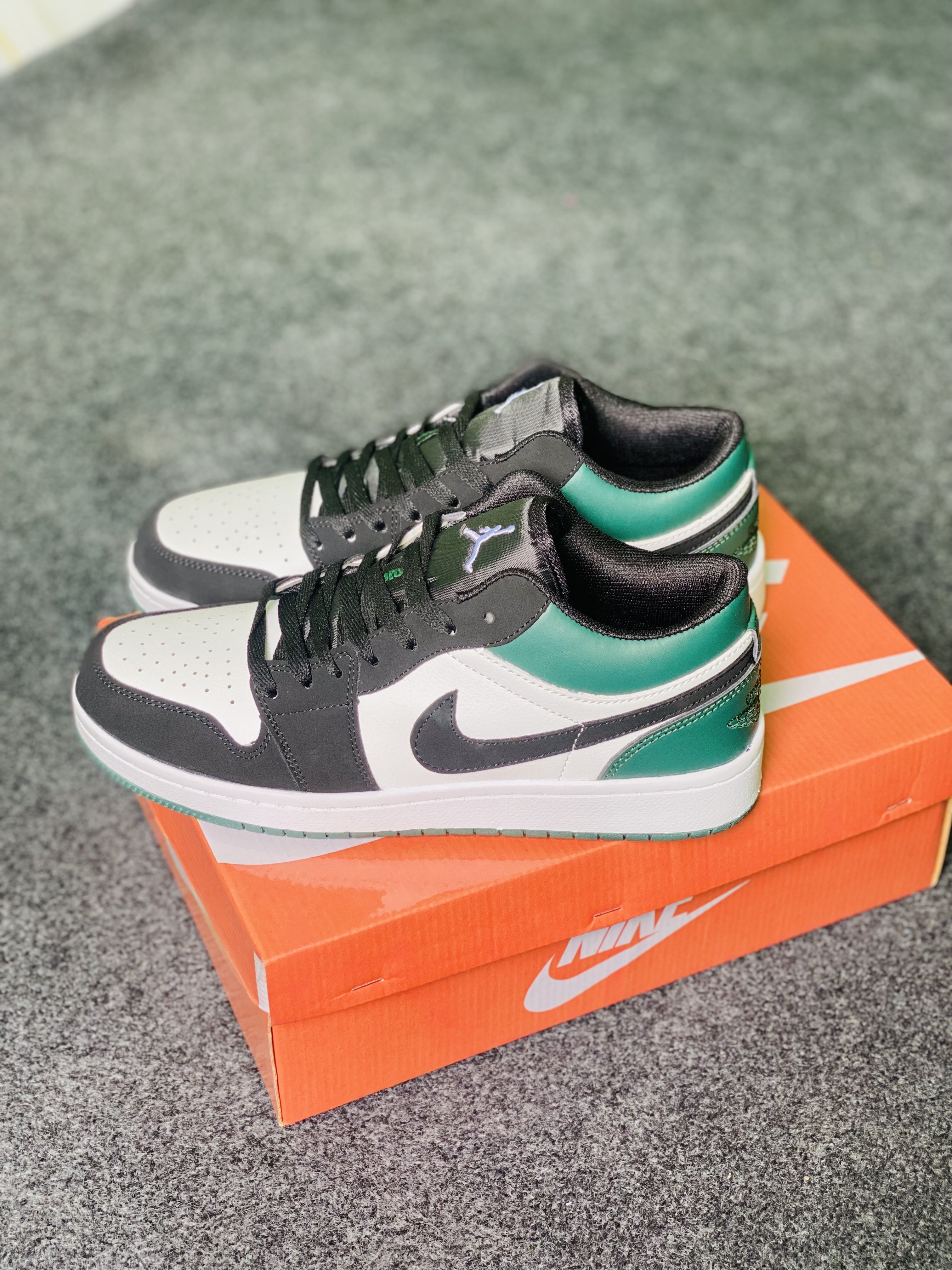 Jordan 1 Low: "Mystic Green" (OEM)