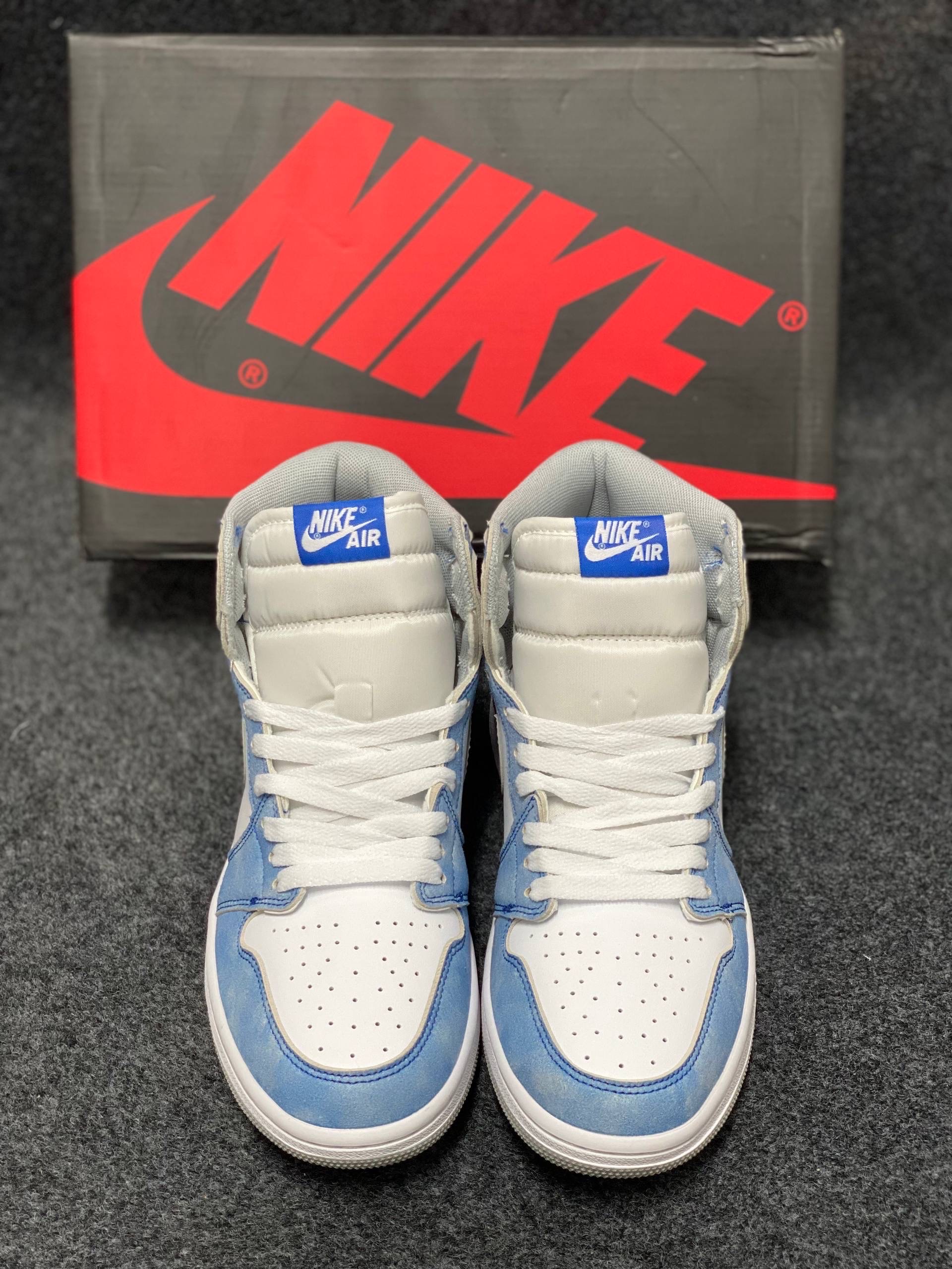 Air Jordan 1 Retro High OG "Hyper Royal" thumbnail 4