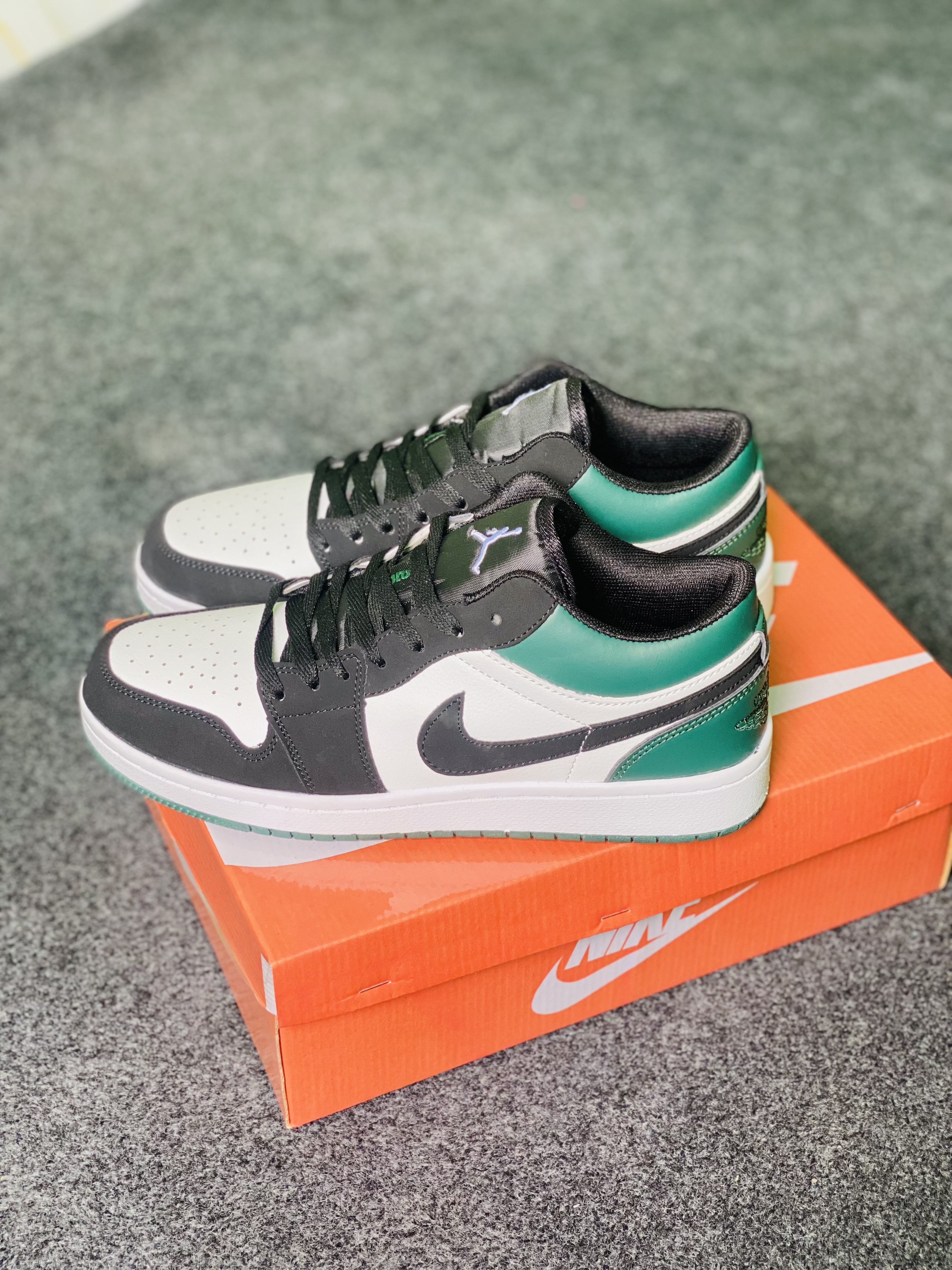 Jordan 1 Low: "Mystic Green" (OEM) thumbnail 3
