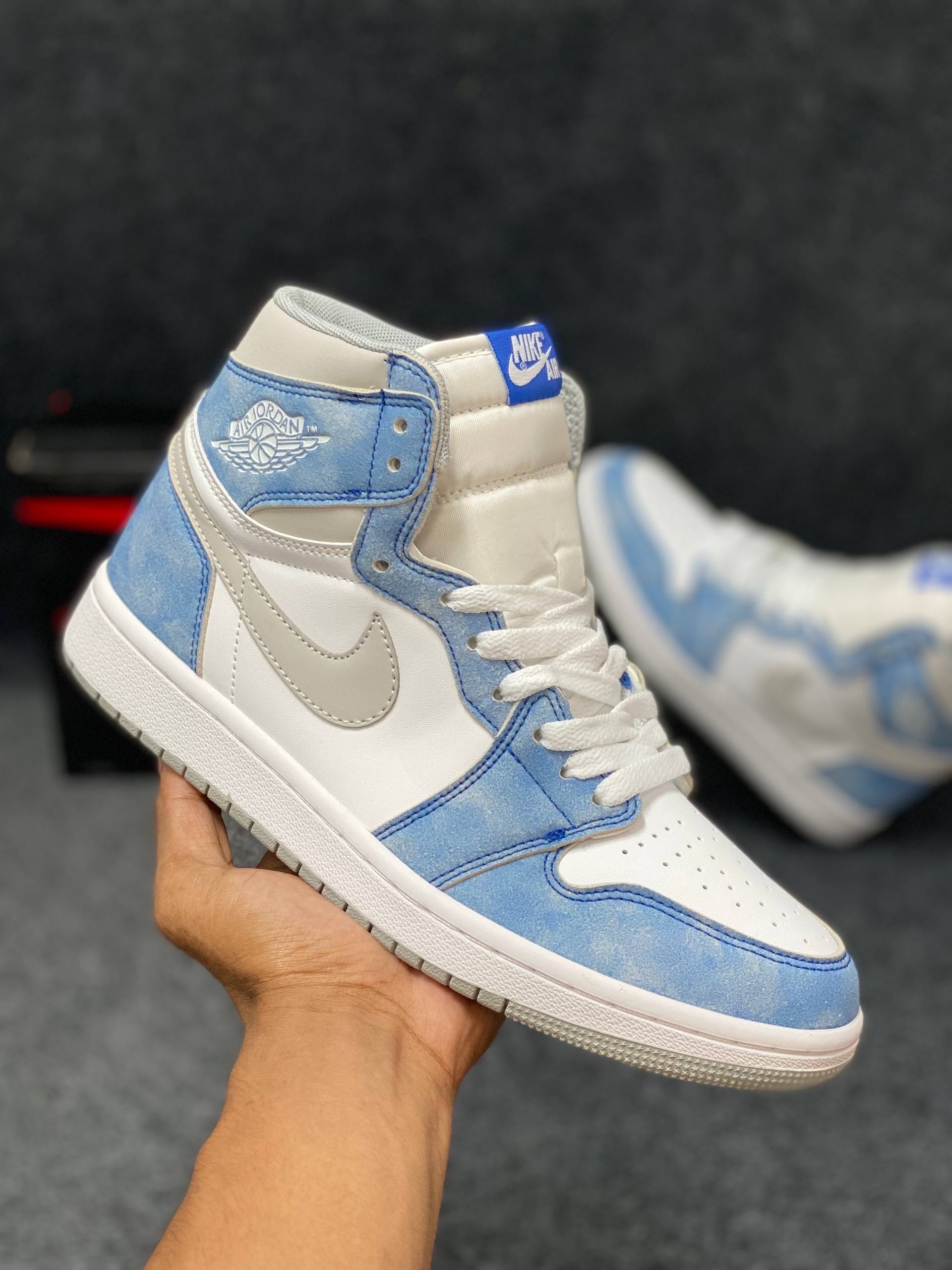Air Jordan 1 Retro High OG "Hyper Royal" thumbnail 2