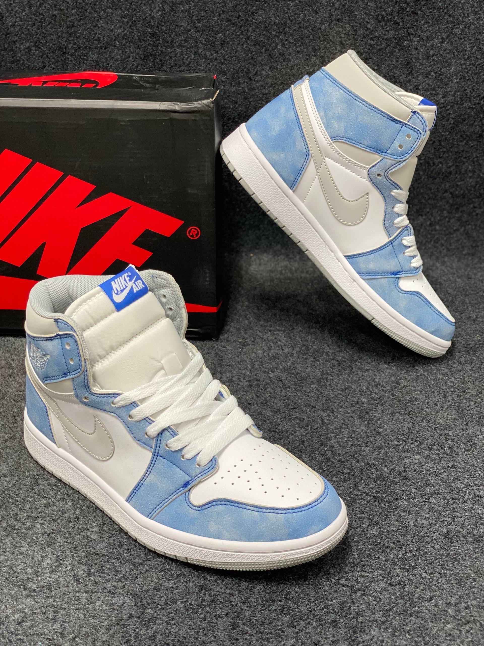 Air Jordan 1 Retro High OG "Hyper Royal" thumbnail 8