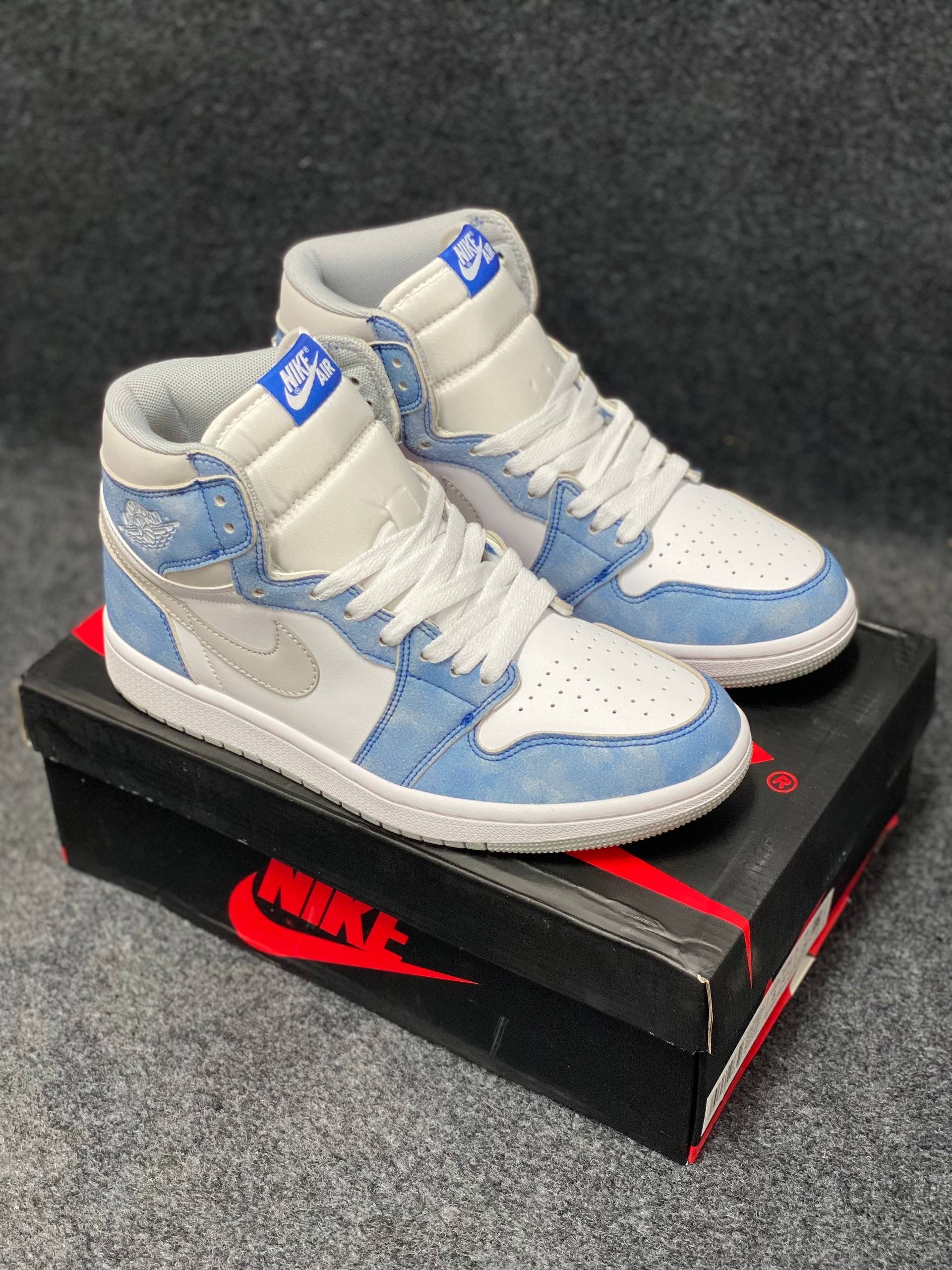 Air Jordan 1 Retro High OG "Hyper Royal" thumbnail 5