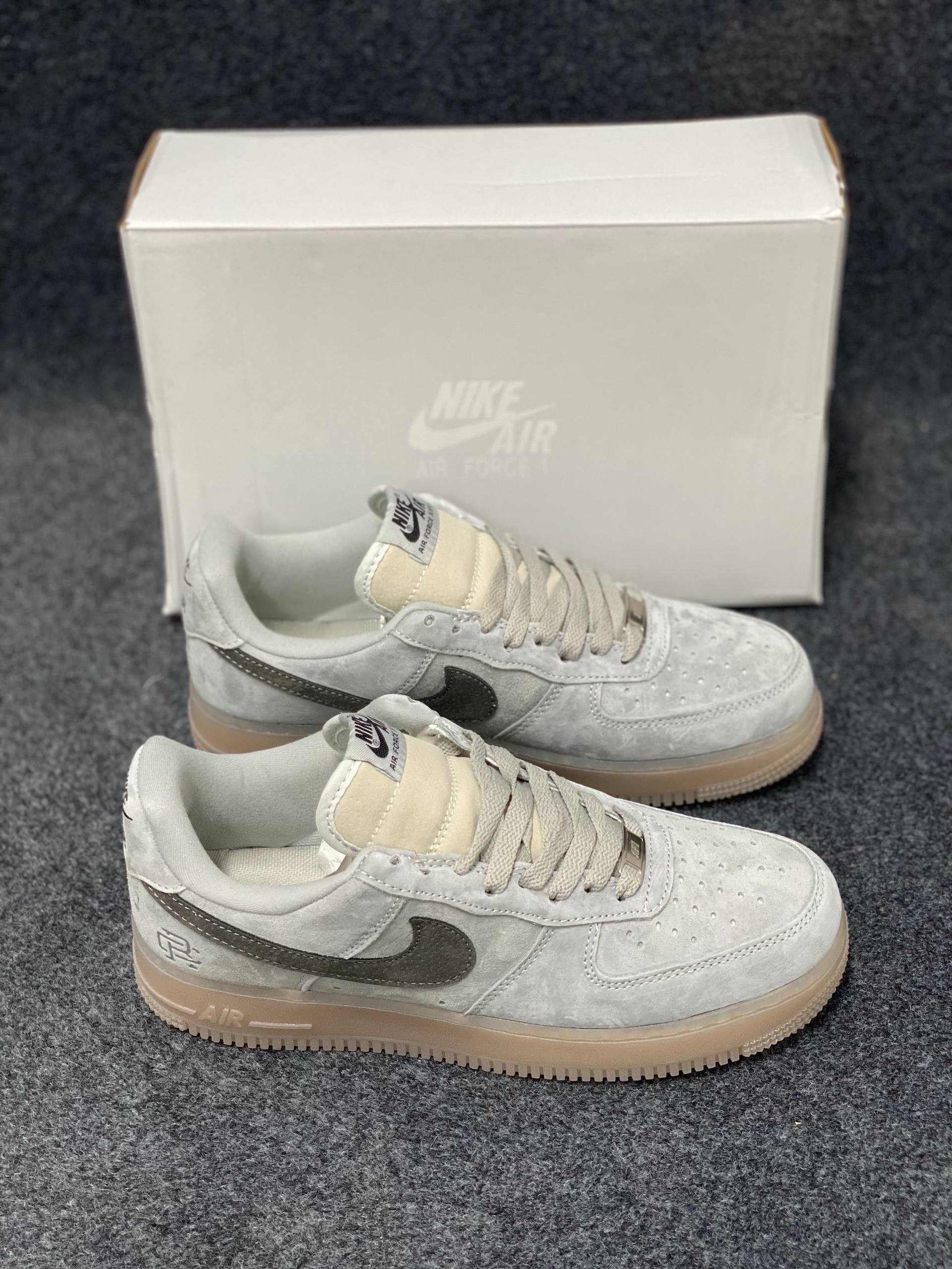 Air Force 1 : "dark grey and translucent gum"