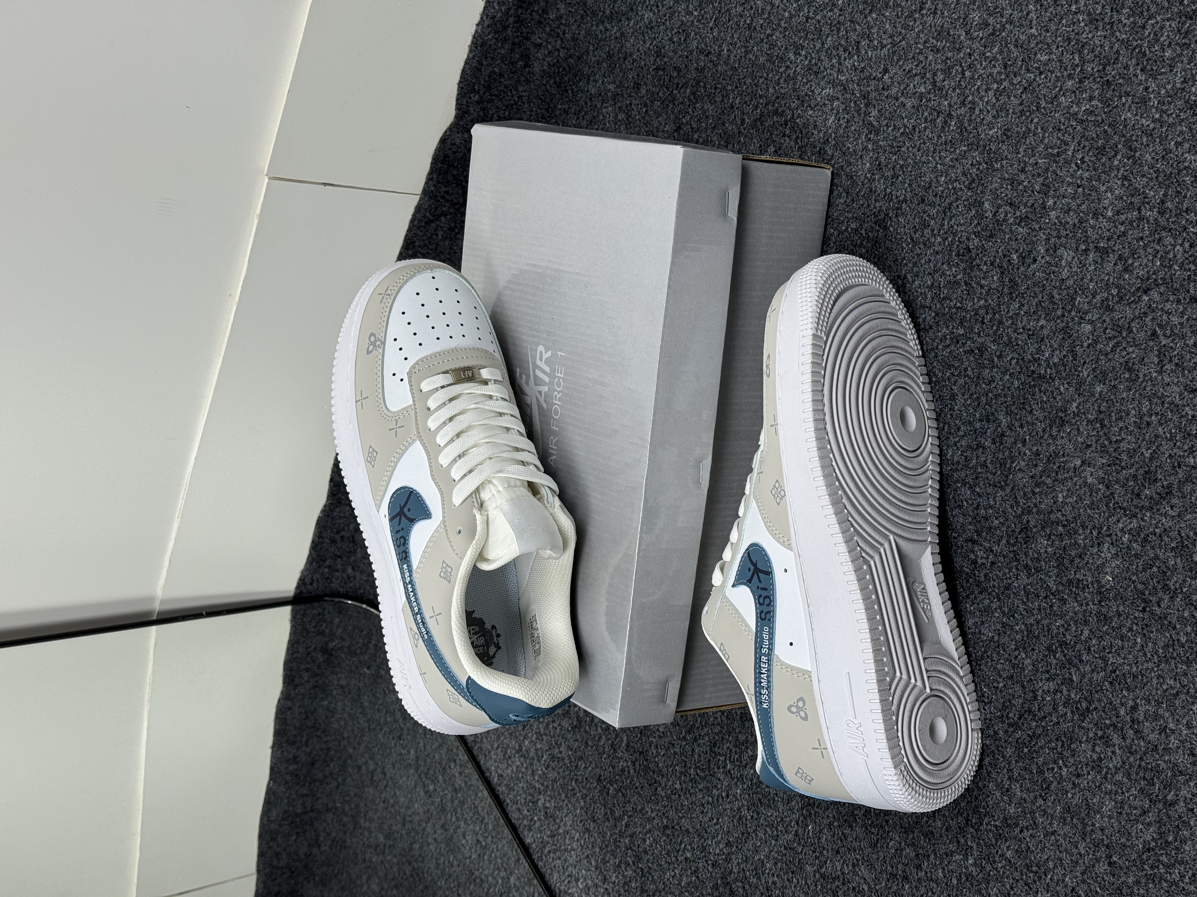 AF-1: "KissMaker Studio" (1:1) thumbnail 2