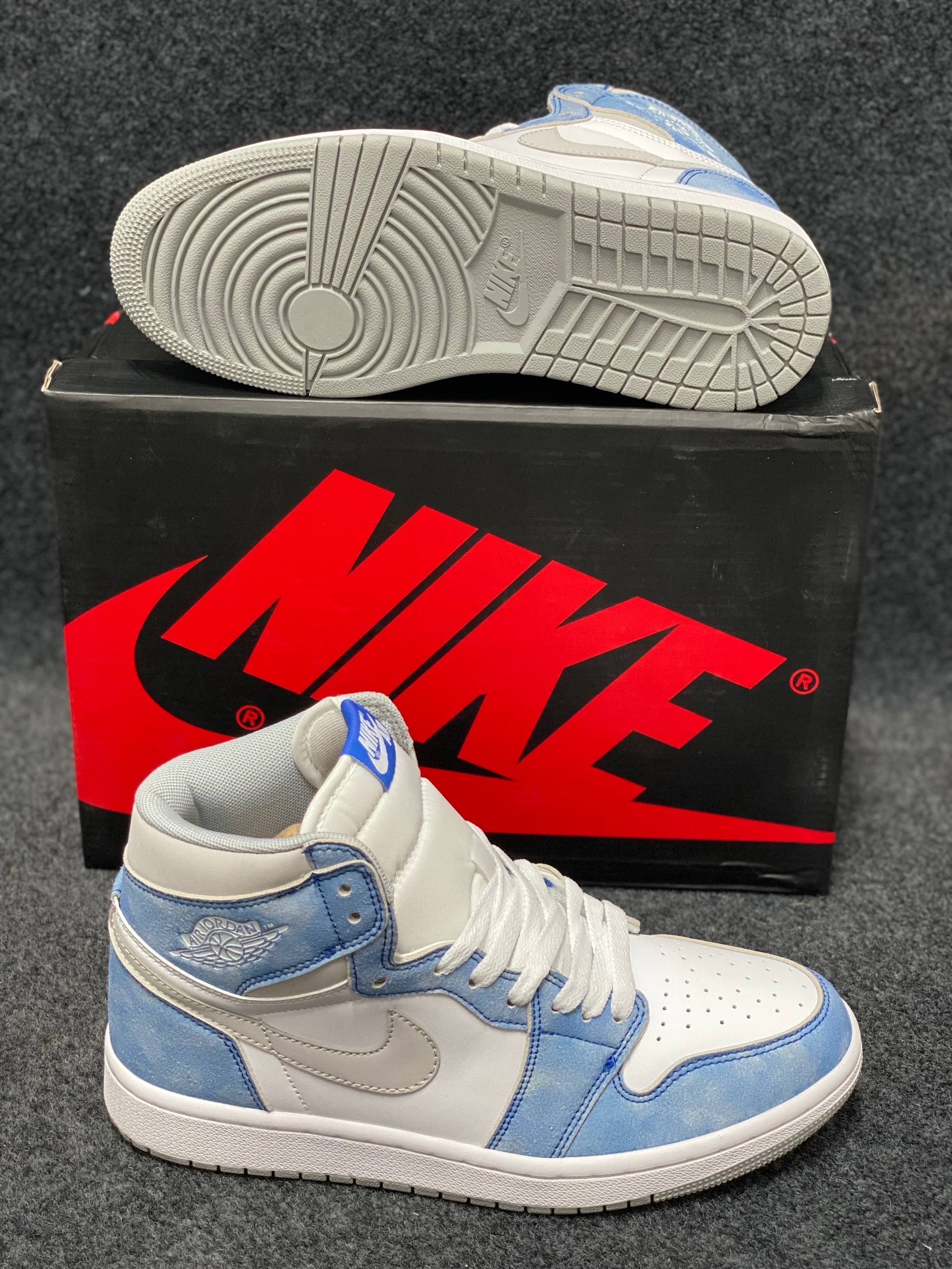 Air Jordan 1 Retro High OG "Hyper Royal" thumbnail 6