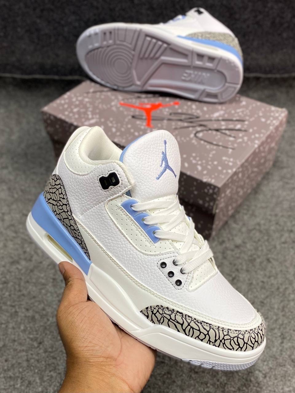 Nike Air Jordan 3 Retro 'UNC' thumbnail 2