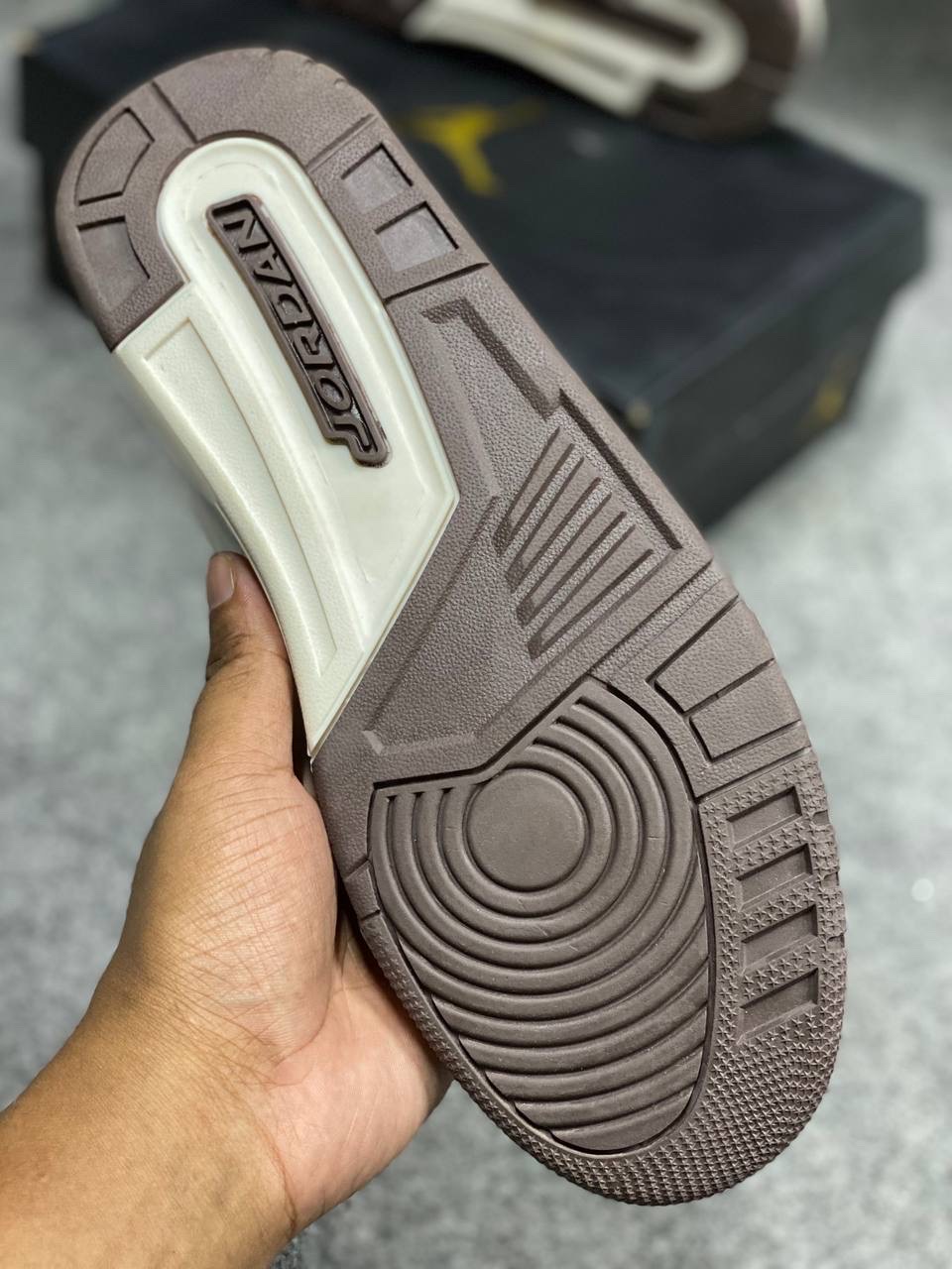 Travis Scott x Air Jordan 3 : "custome" signature inverted Swoosh thumbnail 4