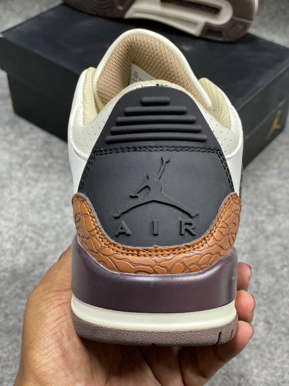Travis Scott x Air Jordan 3 : "custome" signature inverted Swoosh thumbnail 3