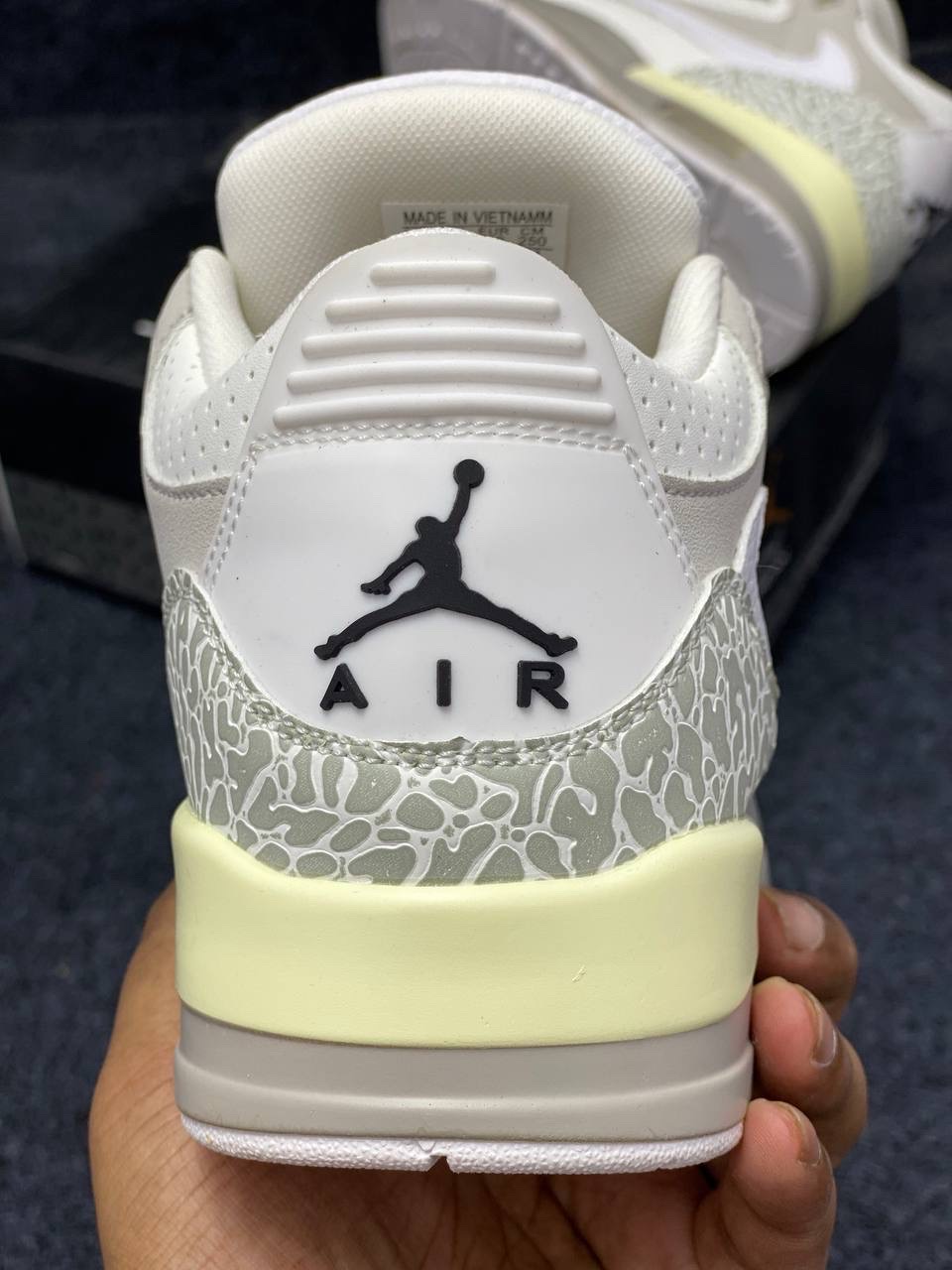 Nike Air Jordan 3 Retro :Travis Scott "Sail" thumbnail 3