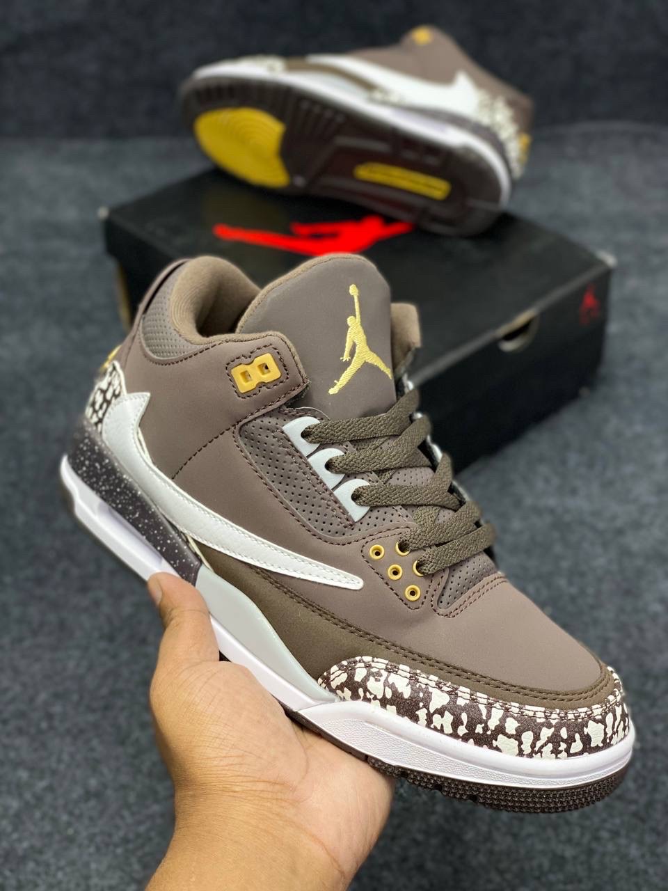 Nike Air Jordan 3 : "Travis Scott" "earthy brown" thumbnail 2