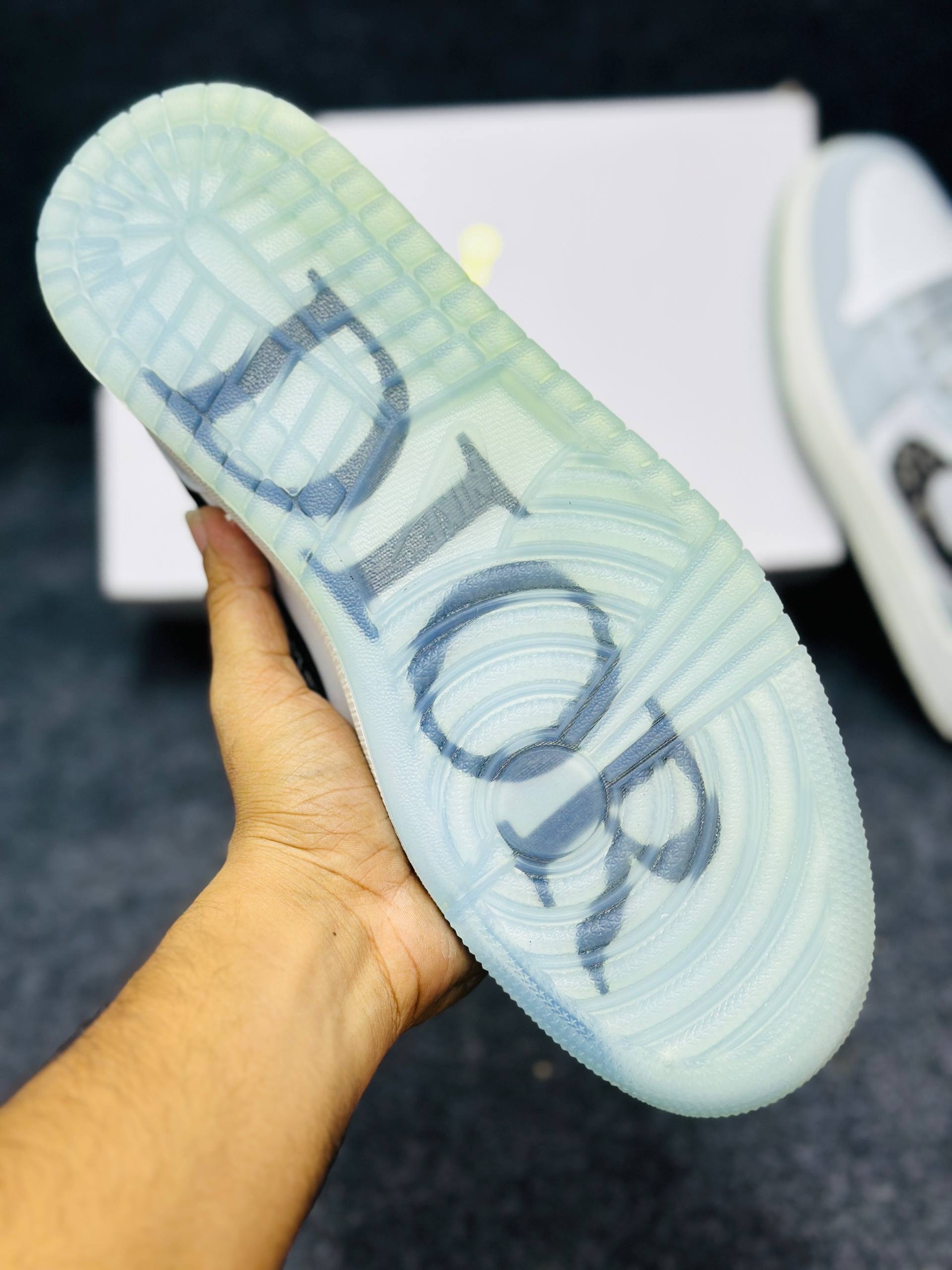 Dior x Air Jordan 1 Retro High: "White&Grey" thumbnail 4