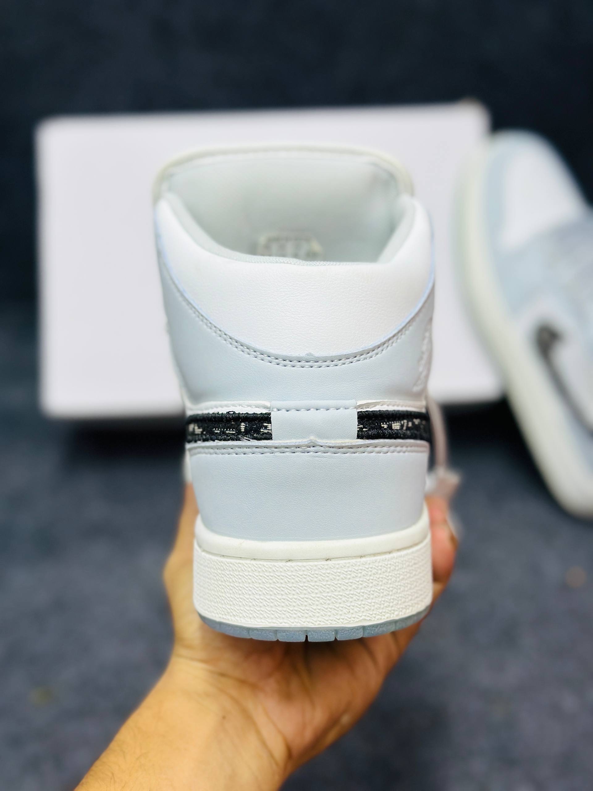 Dior x Air Jordan 1 Retro High: "White&Grey" thumbnail 5
