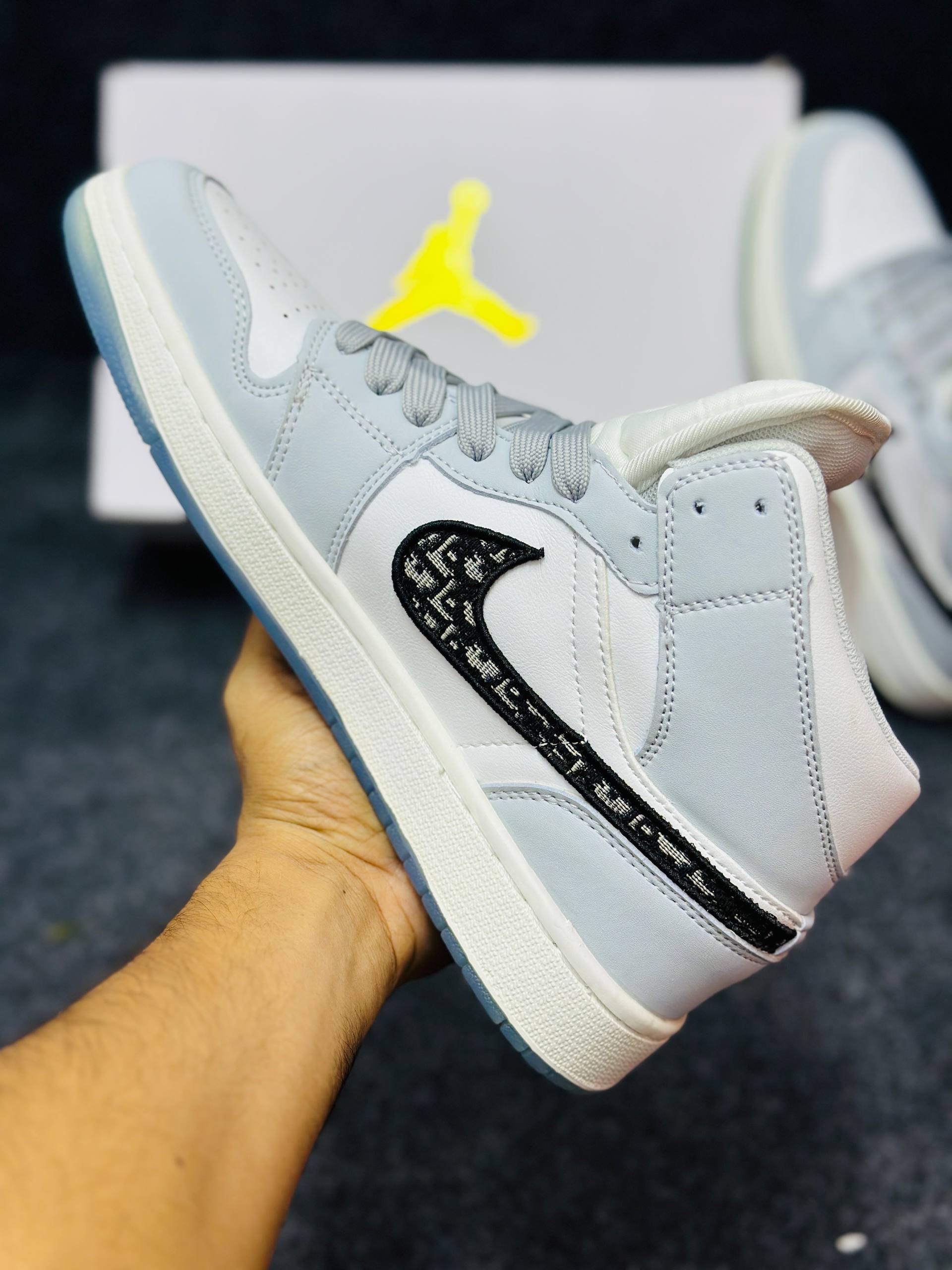 Dior x Air Jordan 1 Retro High: "White&Grey" thumbnail 3