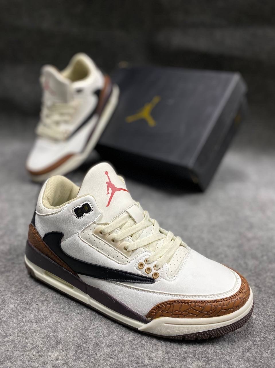 Travis Scott x Air Jordan 3 : "custome" signature inverted Swoosh