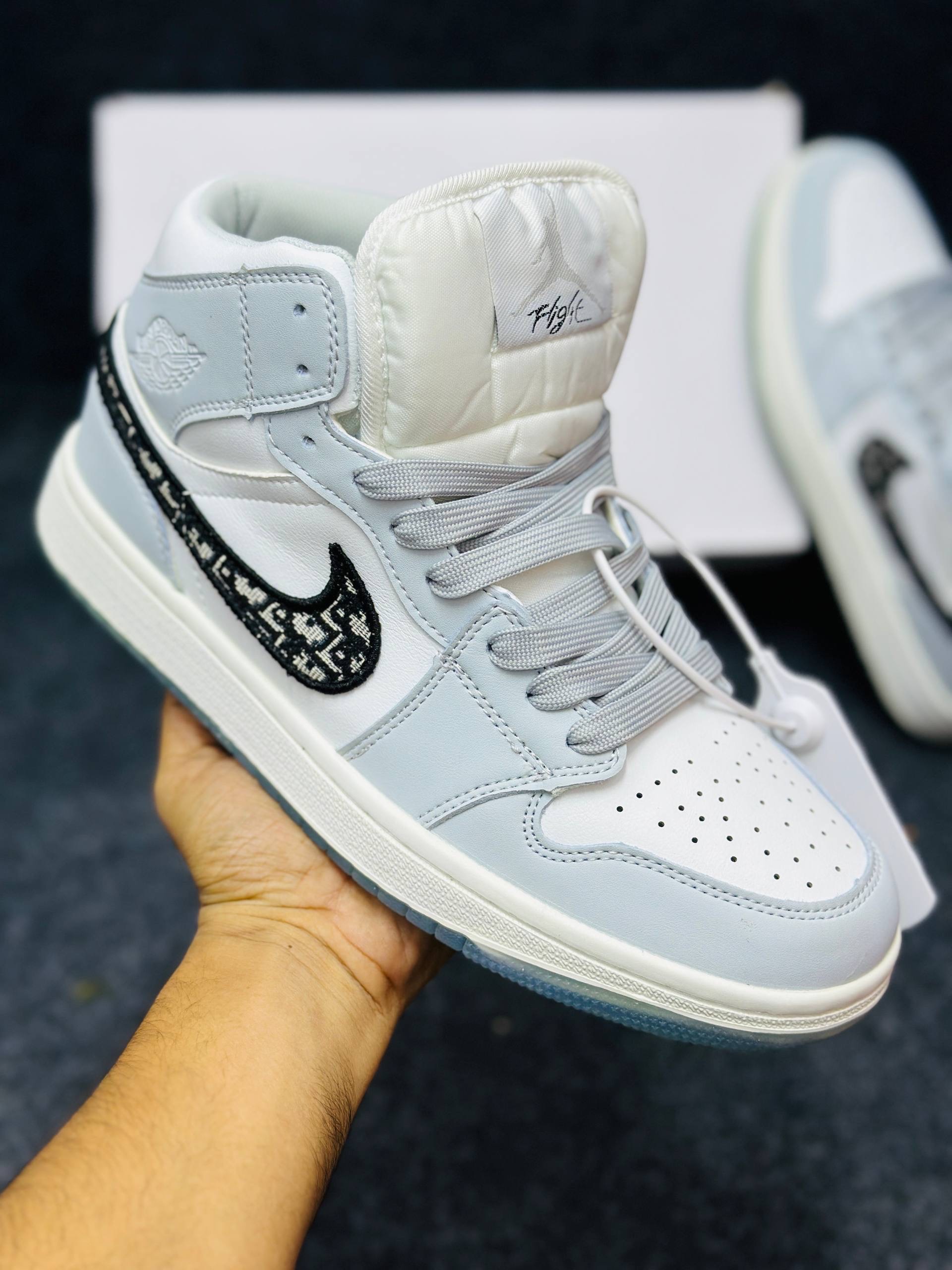 Dior x Air Jordan 1 Retro High: "White&Grey" thumbnail 2