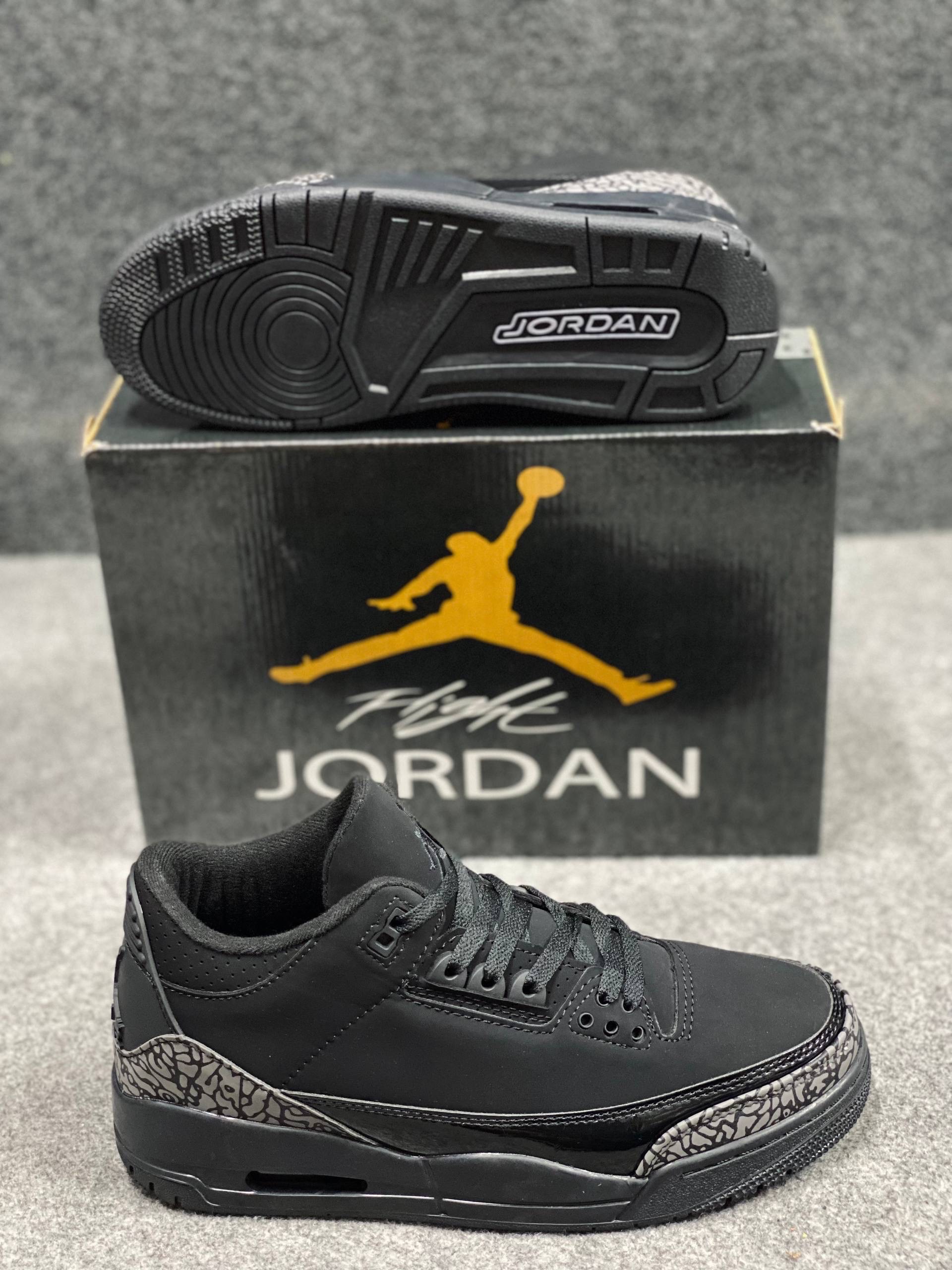 Air Jordan 3 Retro "Black Cat" thumbnail 4
