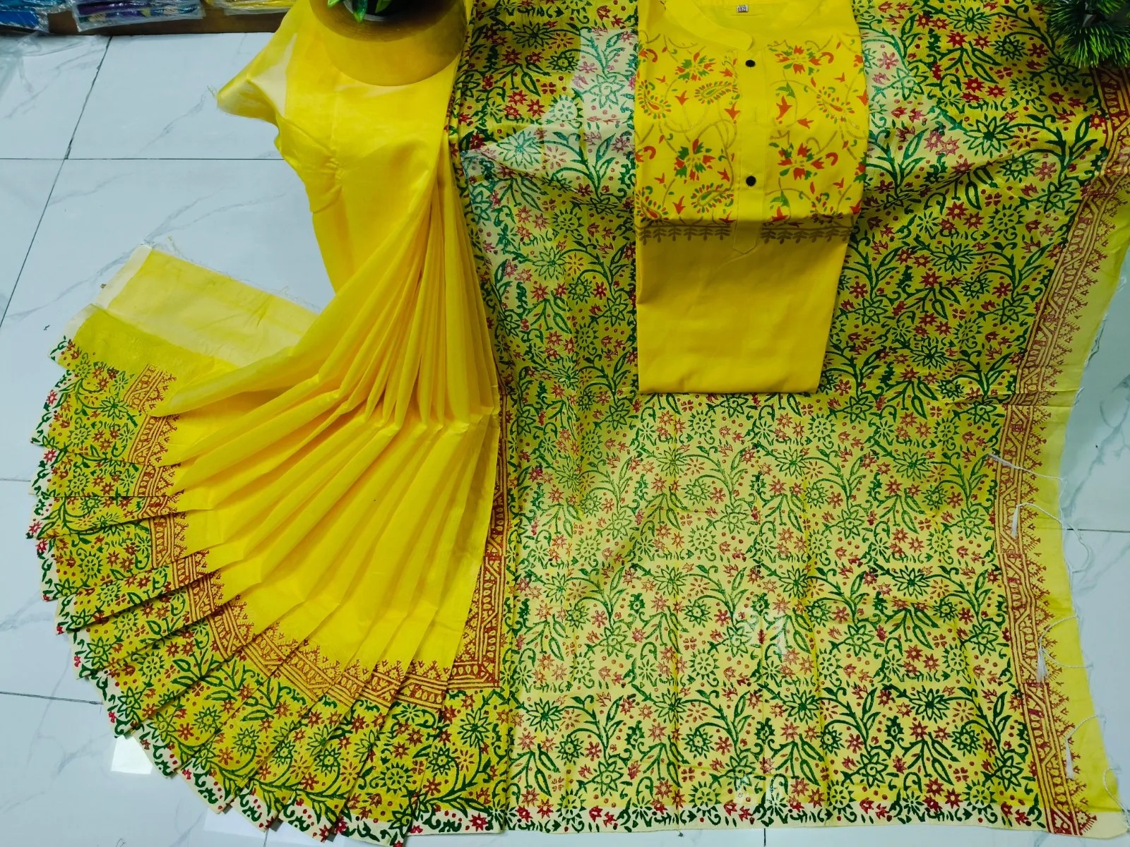 নিয়ে এলাম একদম পারফেক্ট কাপল ড্রেস 🥰