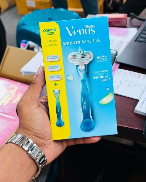 Gillette Venus Women Aloe Extract Smooth Sensitive Combo Pack - 1 Handle + 3 Refills Blades_img_2