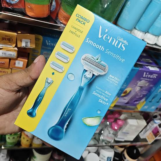 Gillette Venus Women Aloe Extract Smooth Sensitive Combo Pack - 1 Handle + 3 Refills Blades_img_1