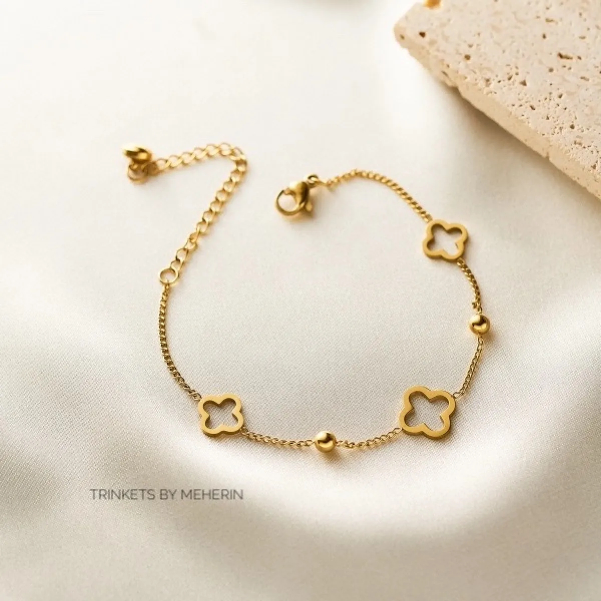 Hollow Clover Bracelet