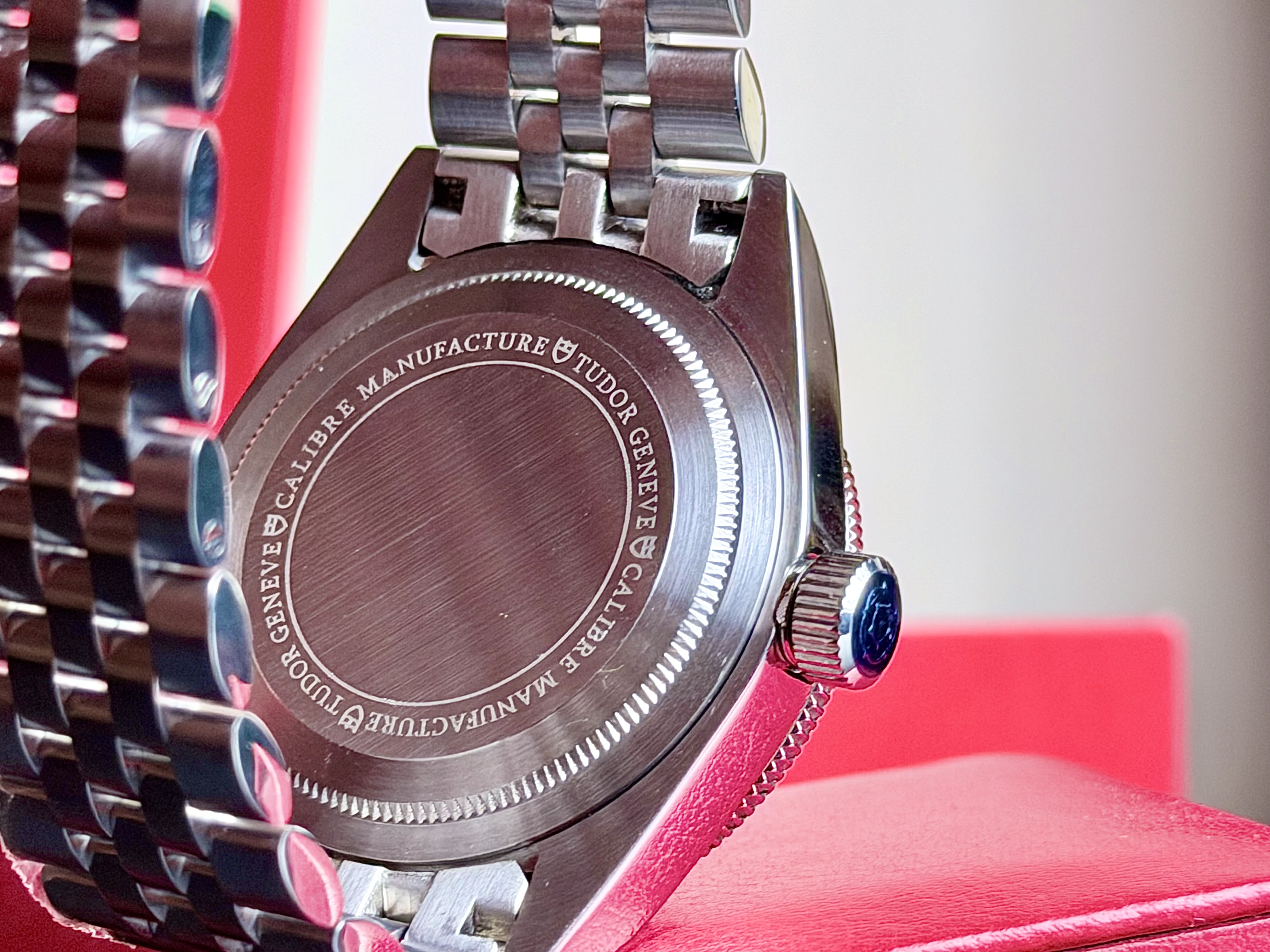 Tudor Red Apple thumbnail 2