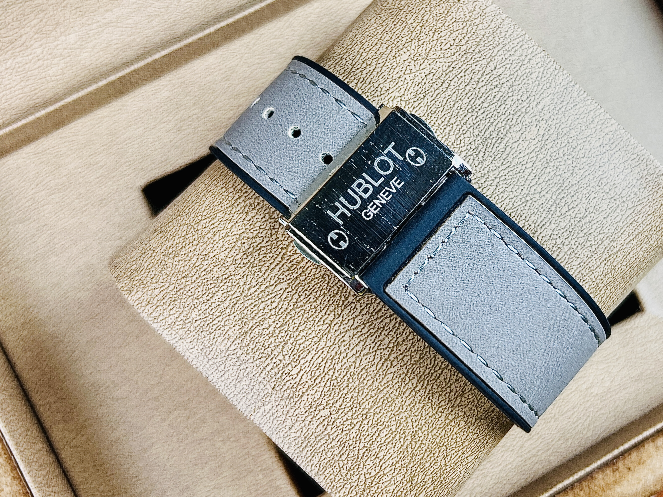 Hublot Crystal Honey (Semi AAA) thumbnail 3