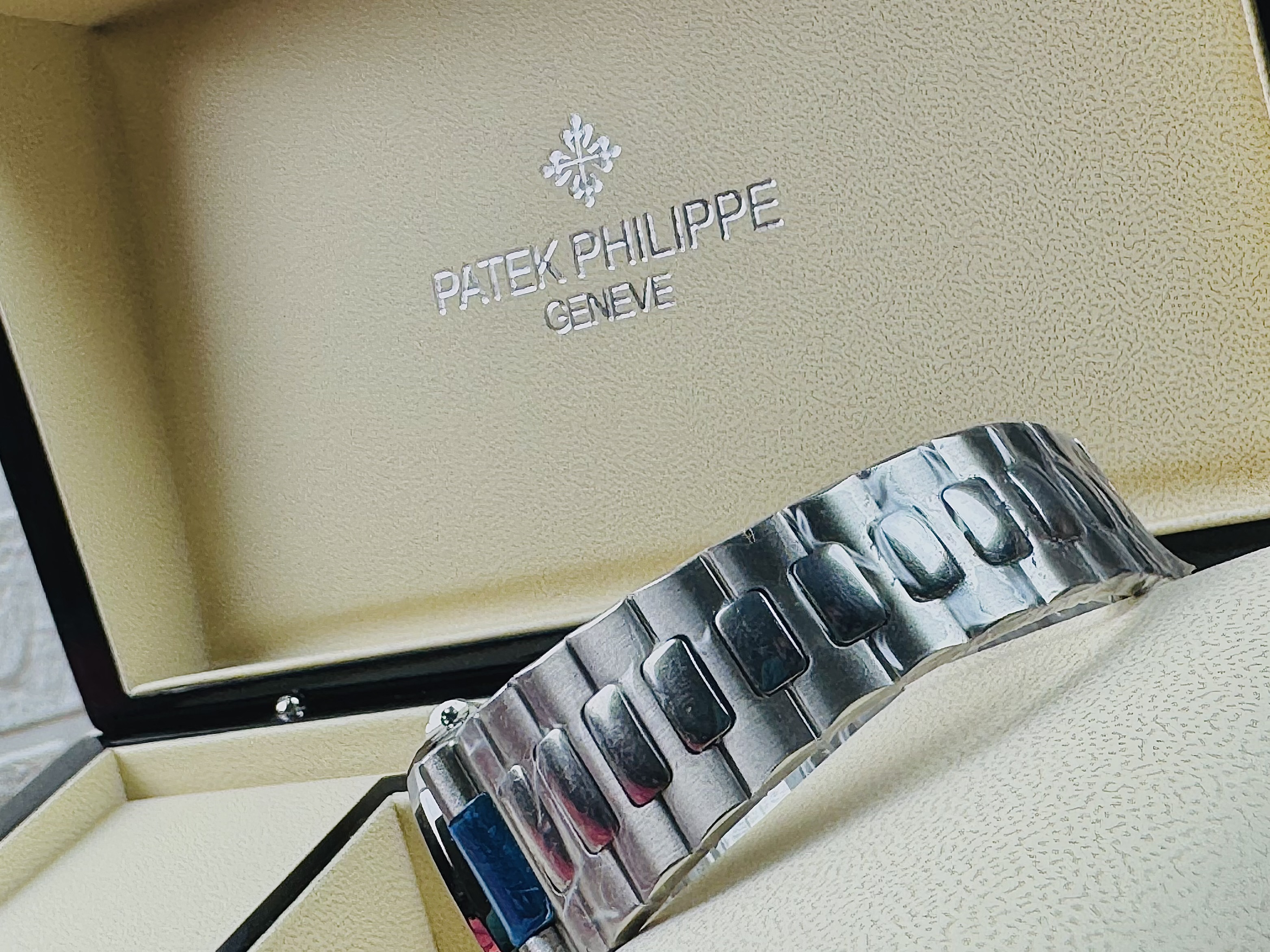 Patek Philippe Nautilus (White Angel Watch) thumbnail 3