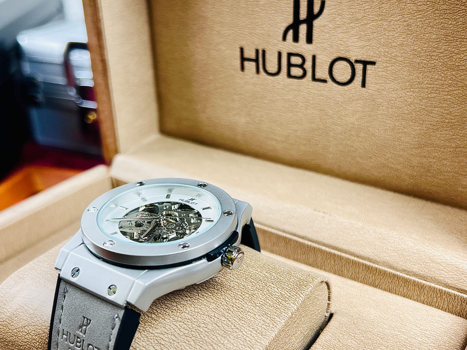 Hublot Crystal Honey (Semi AAA) thumbnail 4