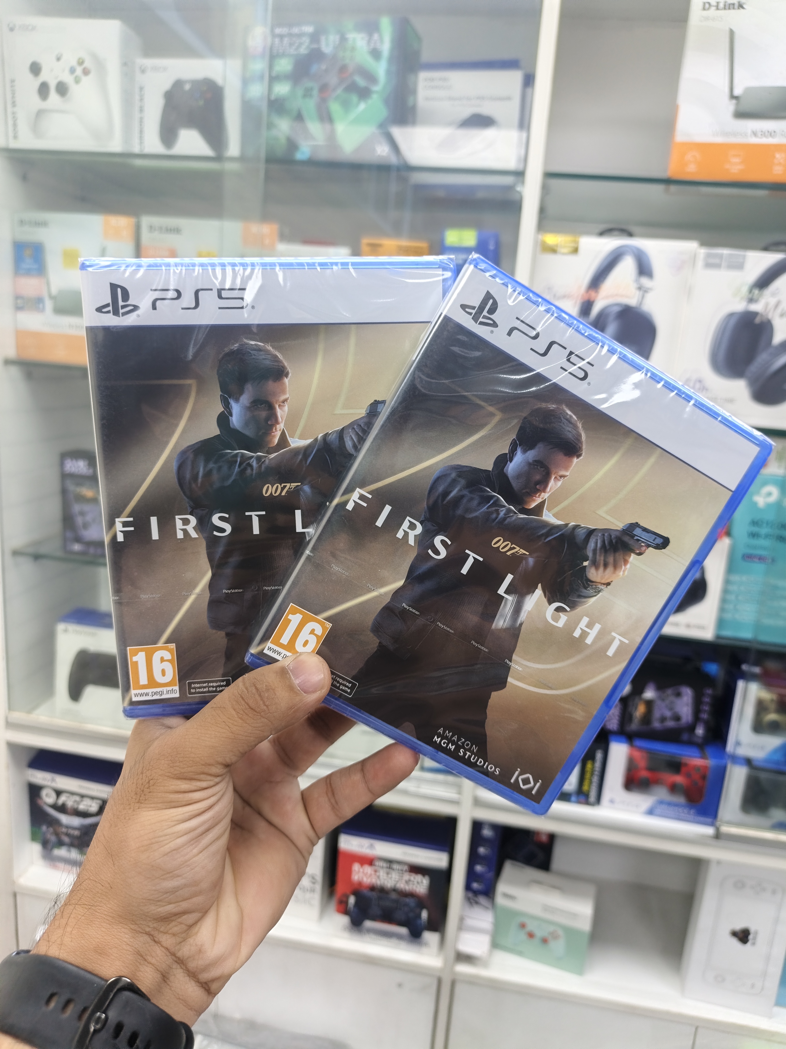007 First Light (PS5) disc_img_1