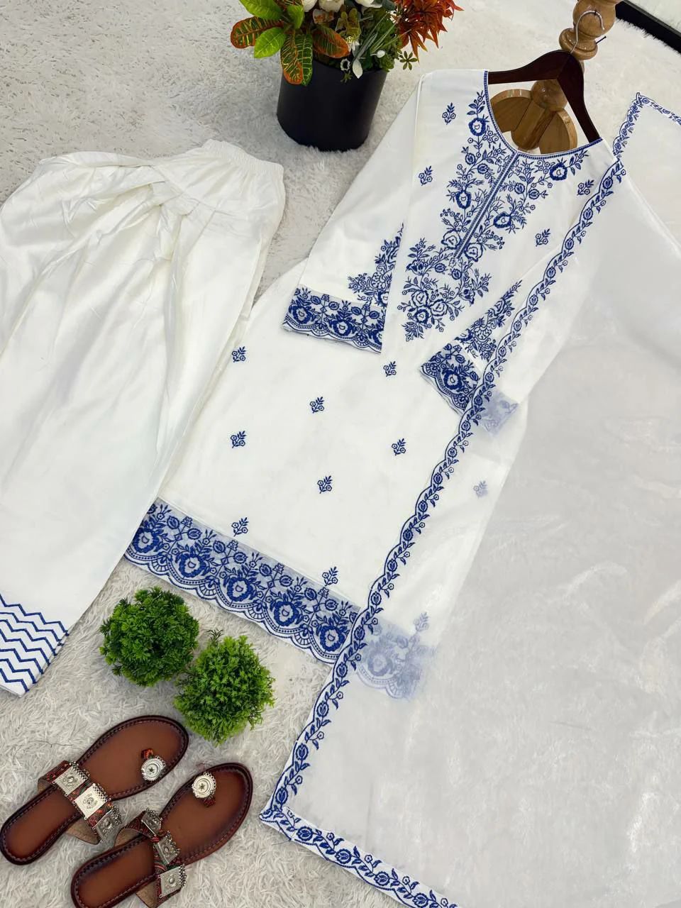 Hania amir Rayon Cotton Embroidered Kurti with Farshi Pant & GMY Silk Dupatta Set thumbnail 4