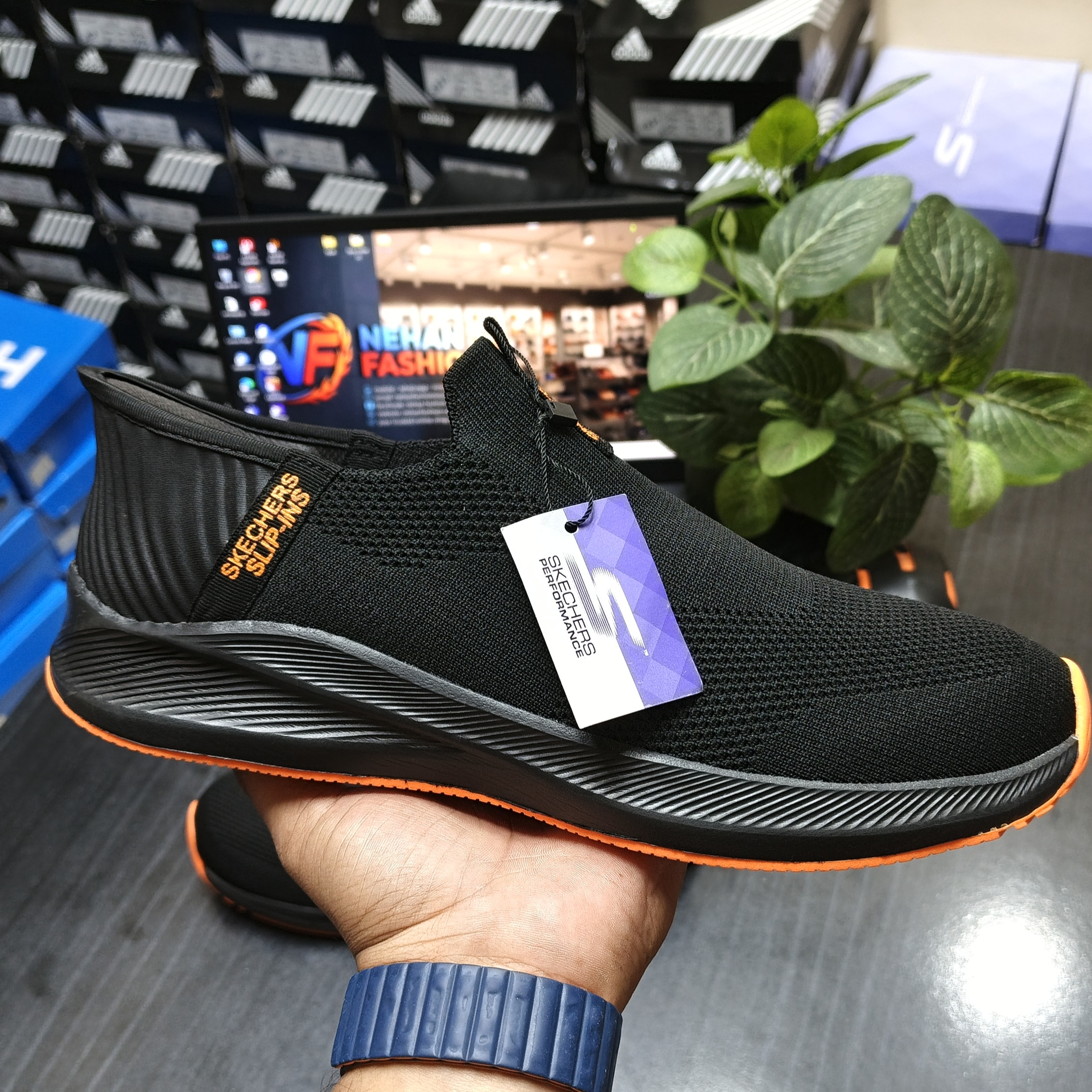 SKECHERS SLIP-INS” 𝐒𝐧𝐞𝐚𝐤𝐞𝐫 (FIRE BLACK)_img_0