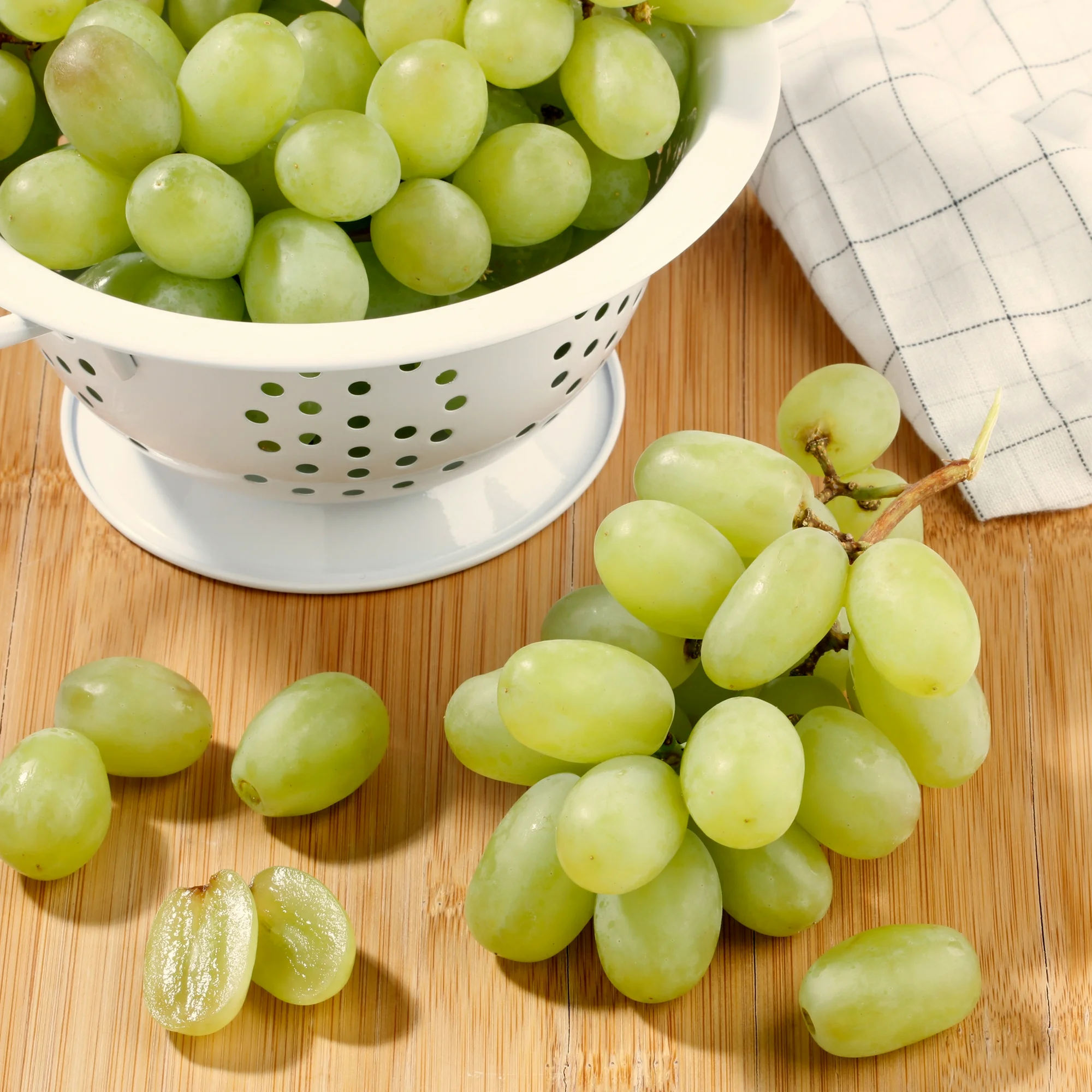 Fresh Green Seedless Grapes thumbnail 3