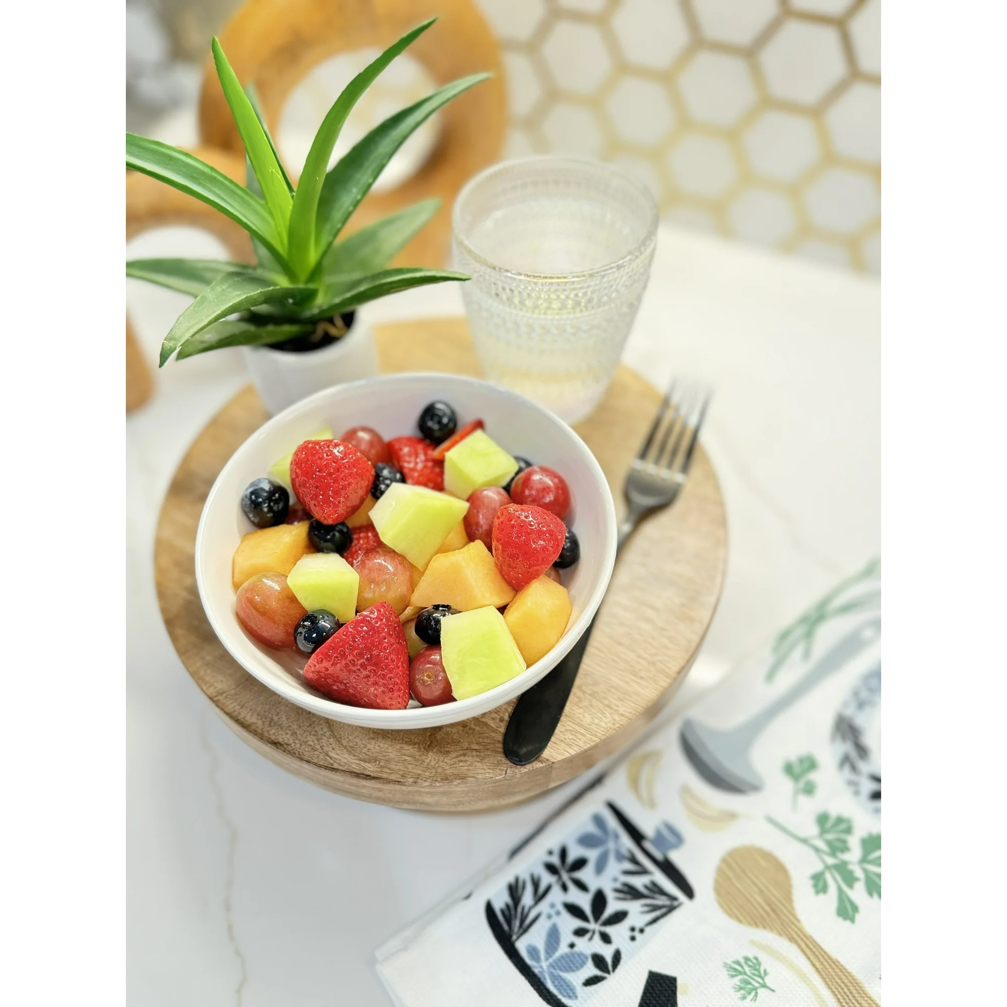 Marketside Fresh Cut Seasonal Fruit Blend, 20 oz Tray thumbnail 2