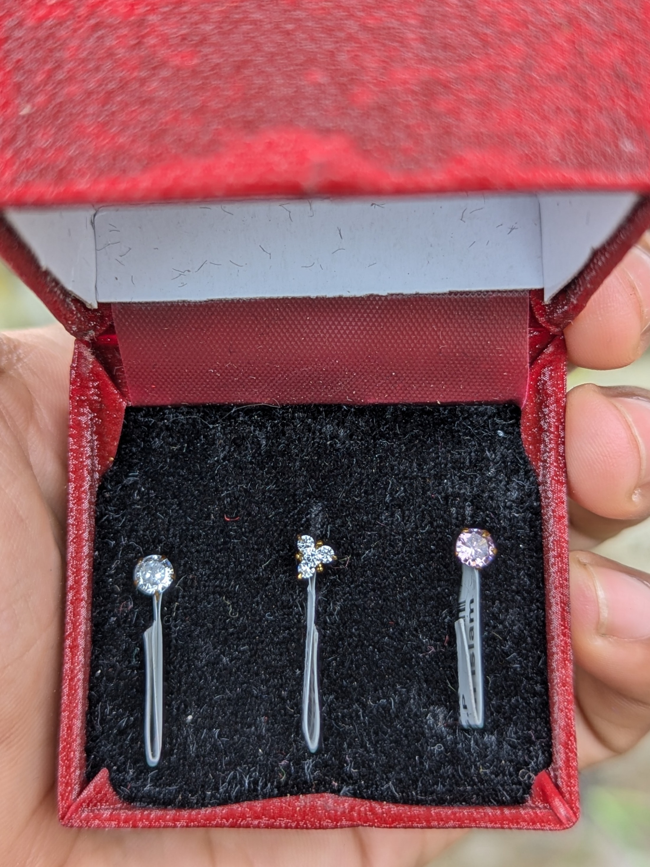 4 Stone Diamond Curt Nosepin + Free 2pcs